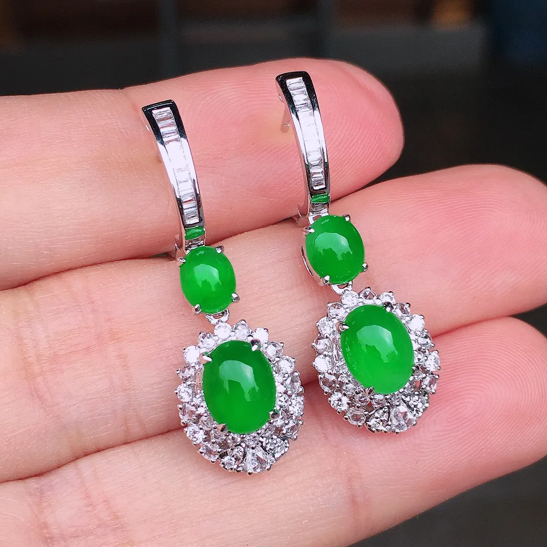 阳绿蛋面耳坠，色泽均匀艳丽，玉质细腻，荧光感超
强，饱满圆润，尽显优雅气质，18k
金豪华镶嵌