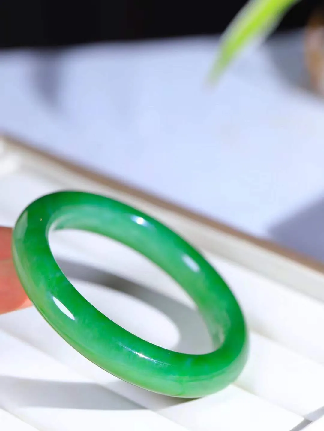 【温润如心.镯】

收藏传家级臻品️和田玉碧玉猫眼手镯，精选上等碧玉料，色泽清透，质地细腻。佩戴它，感受千年玉文化的温润与优雅，愿它为您带来平安与幸福。重65克  尺寸58-12.3-10.3mm  101101311A