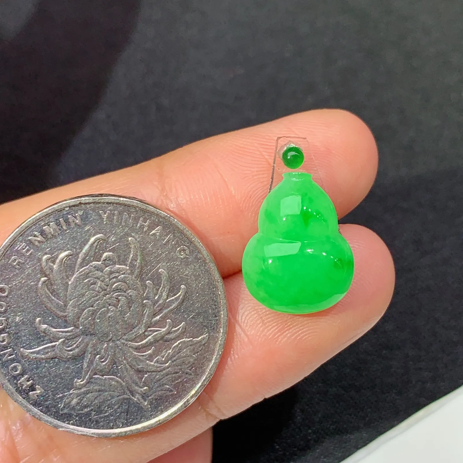 阳绿葫芦，镶嵌佳品，冰润色阳，种水足 尺寸13.5*10.7*3.3