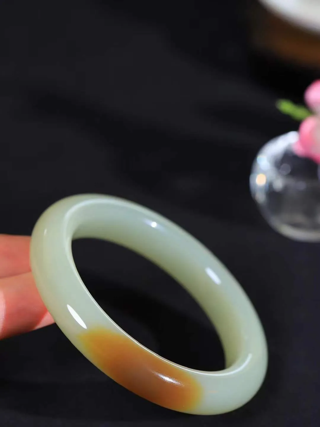 【暖玉生香·手镯】

精品和田玉糖白玉手镯，质地油润细腻，色泽高贵典雅，镯型古朴典雅。在诗情画意的雨巷相遇，你是我腕间的一抹风情，有你眸有深情，清风荡漾湖间静水，我愿俯身低眉，在烟波涟漪处，寻你深情倩影。内径55.5mm尺寸12-10.2mm重60.6克fDL-181171300