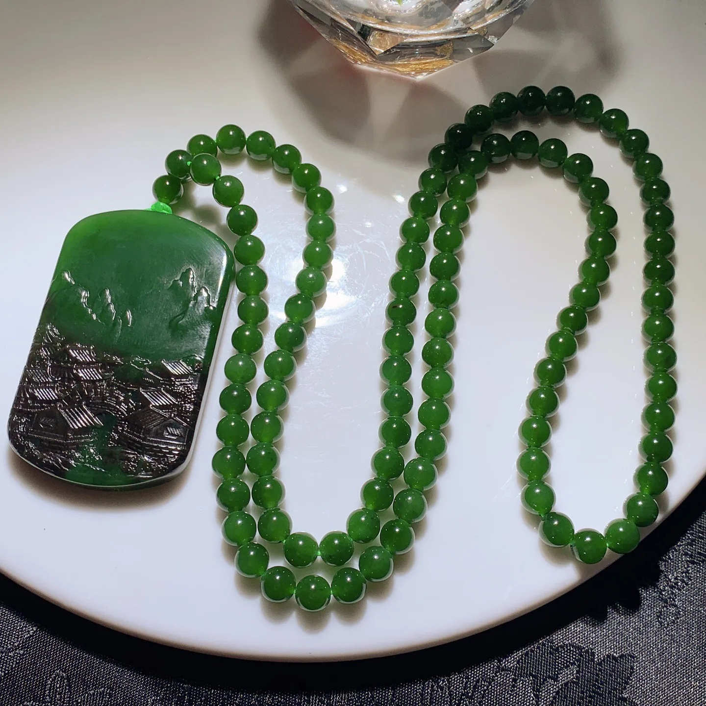 和田玉七号矿红皮料阳绿俄罗斯碧玉山水怡情牌子挂件。尺寸54/33/7重69.5克。玉质细腻油润。手推出油。佩戴高端典雅。lt251113