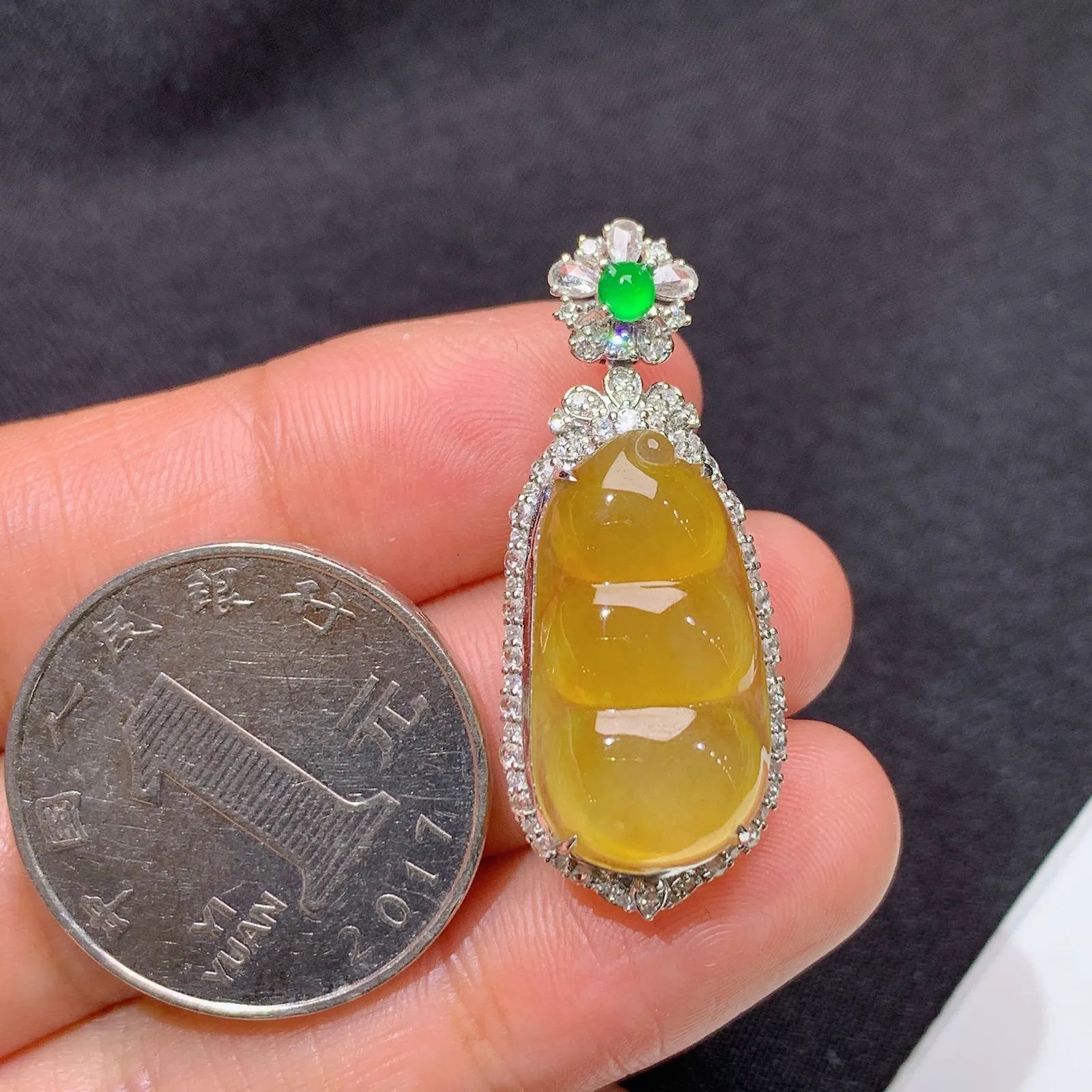 冰种黄翡福豆吊坠，18k金镶嵌，色泽鲜艳，水色超佳 尺寸34.2*14.1*9.2