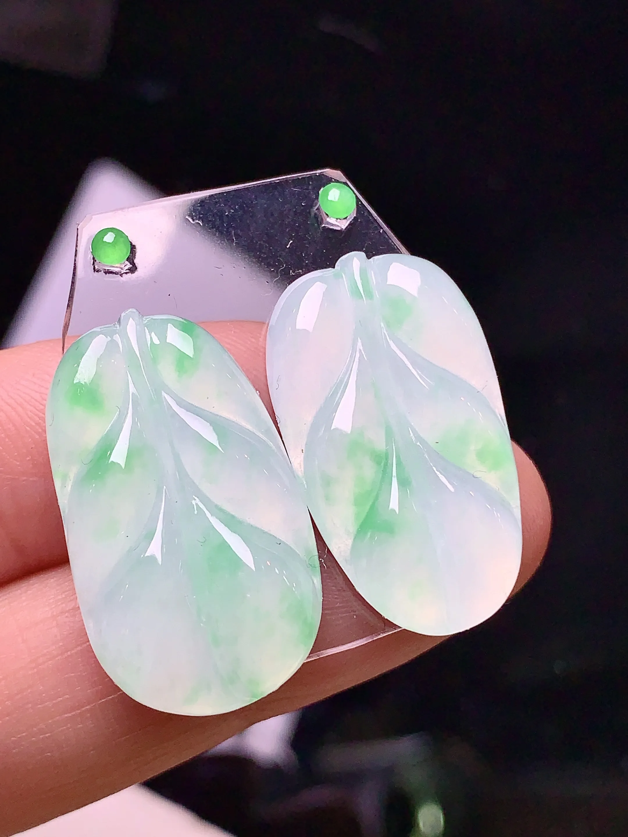 镶嵌款 飘绿树叶一对 玉质细腻 色泽清新艳丽 整体尺寸24.5*14.2*3.5