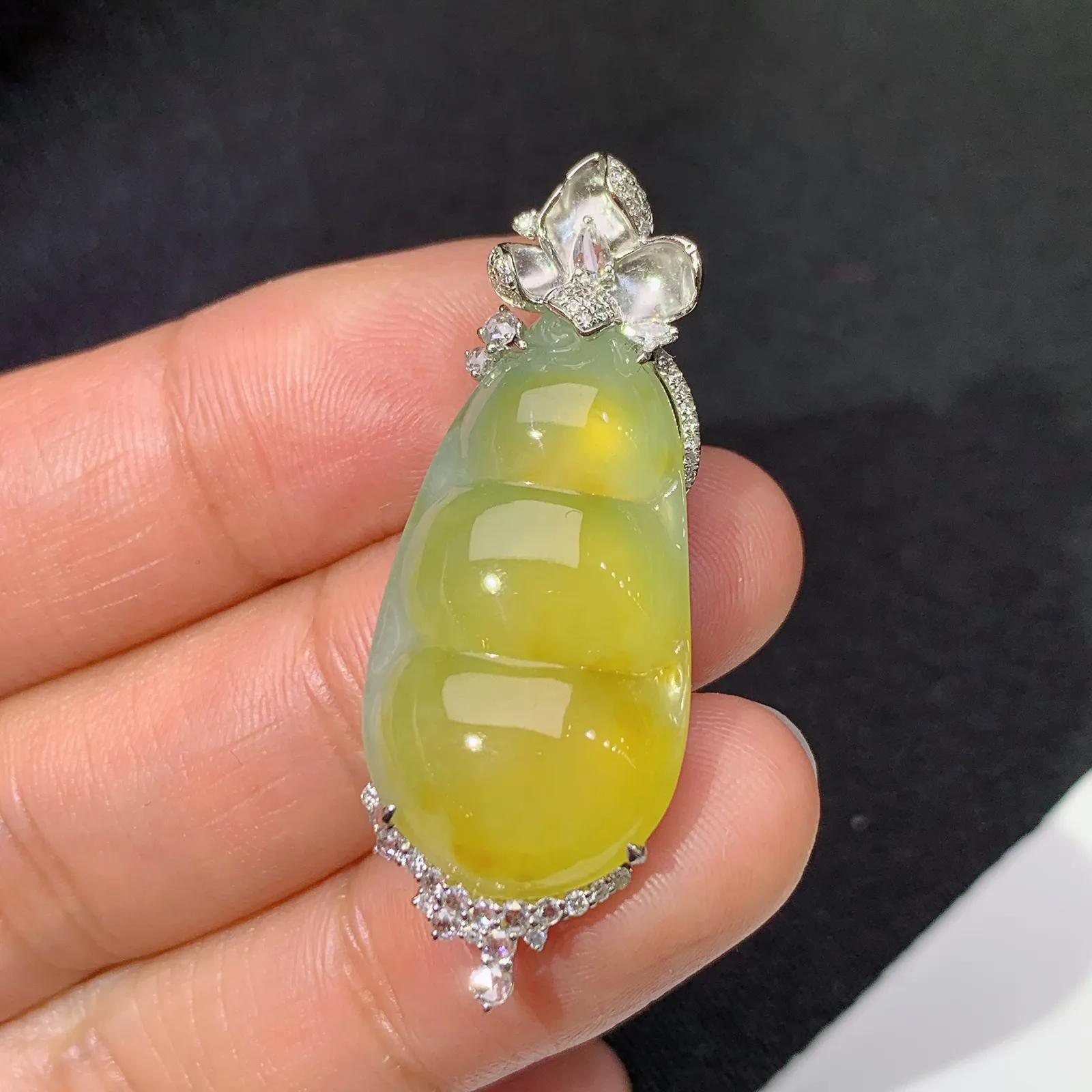 冰黄翡福豆吊坠，18k金镶嵌，冰透水润，颜色鲜亮 尺寸40*14.8*6.8