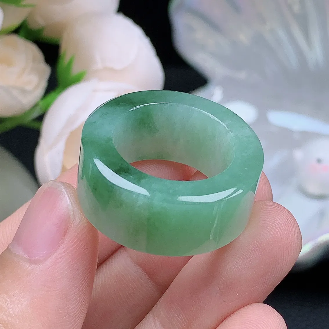 缅甸老坑种翡翠水润飘绿花扳指玉指环  水润通透 尺寸：19-12.2-5.3mm 20号圈口5S