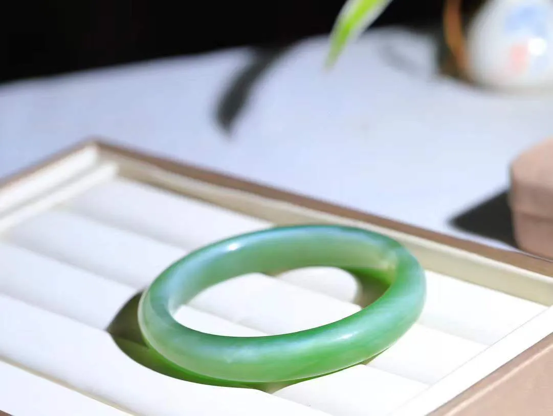 【碧波流转·手镯】

典藏级臻品️和田玉碧玉猫眼手镯，玉质细腻温润，手感舒适，️线条流畅，简