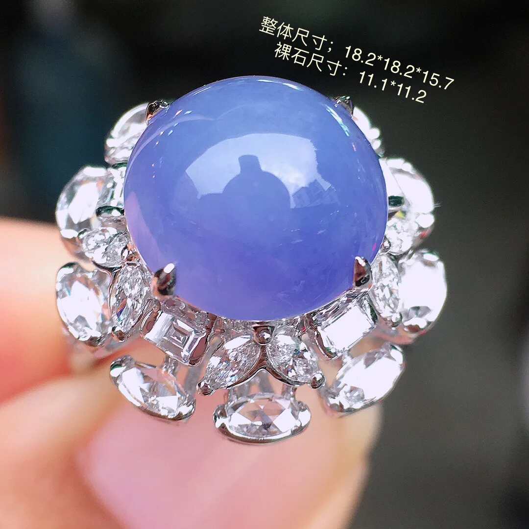 紫罗兰蛋面戒指，色泽均匀艳丽，玉质细腻，荧光感超
强，饱满圆润，尽显优雅气质，18k
金豪华镶嵌