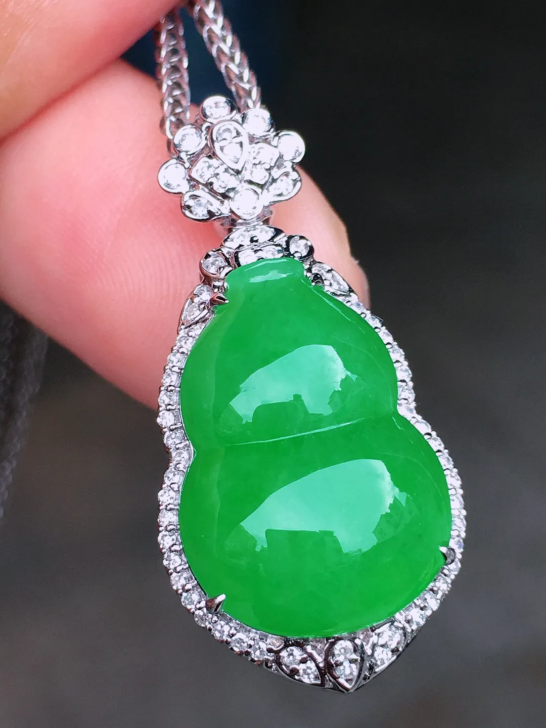 阳绿葫芦吊坠，色泽均匀艳丽，玉质细腻，荧光感超
强，饱满圆润，尽显优雅气质，18k
金豪华镶嵌