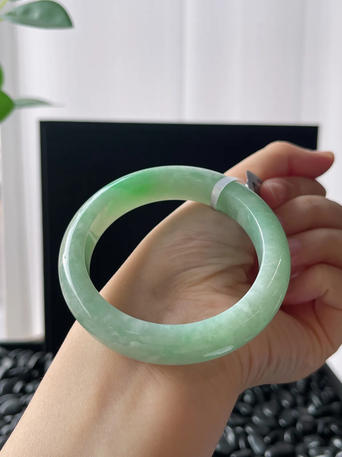 正圈53.5圈口，翡翠糯化种淡绿色手镯