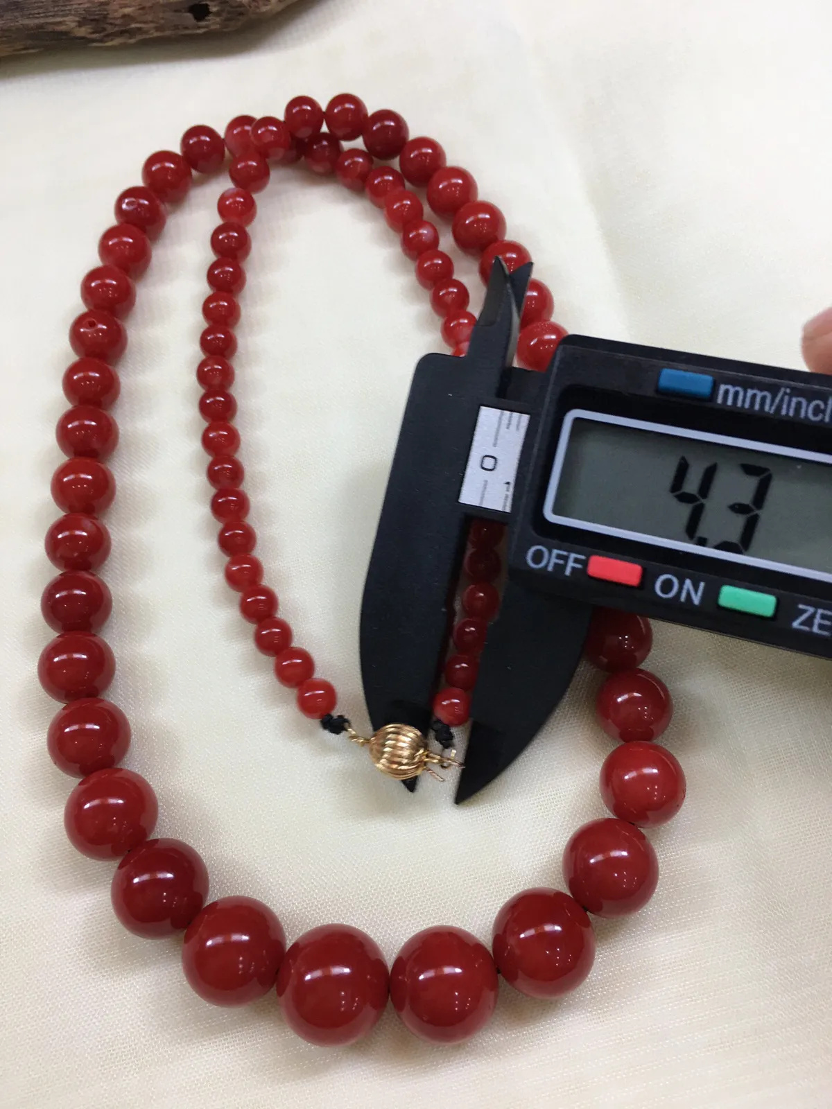 天然日本阿卡红珊瑚10.7mm圆珠塔链，项链款！精致锁骨链！天然无添加无优化，裸石尺寸10.7-4.3mm左右，日本产地，阿卡材料，牛血颜色，深海经千年生长，重量为32.1克。材料限制少白芯少虫眼、️忽略不计！具有收藏价值！