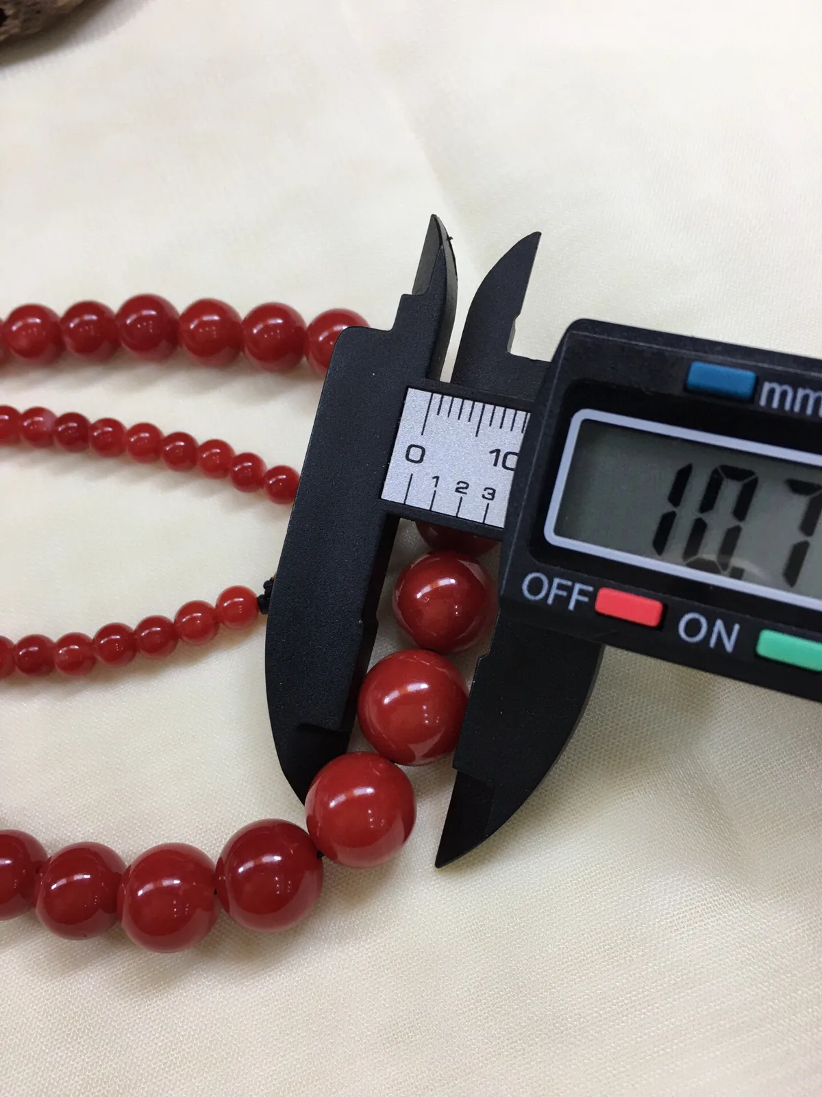 天然日本阿卡红珊瑚10.7mm圆珠塔链，项链款！精致锁骨链！天然无添加无优化，裸石尺寸10.7-4.3mm左右，日本产地，阿卡材料，牛血颜色，深海经千年生长，重量为32.1克。材料限制少白芯少虫眼、️忽略不计！具有收藏价值！