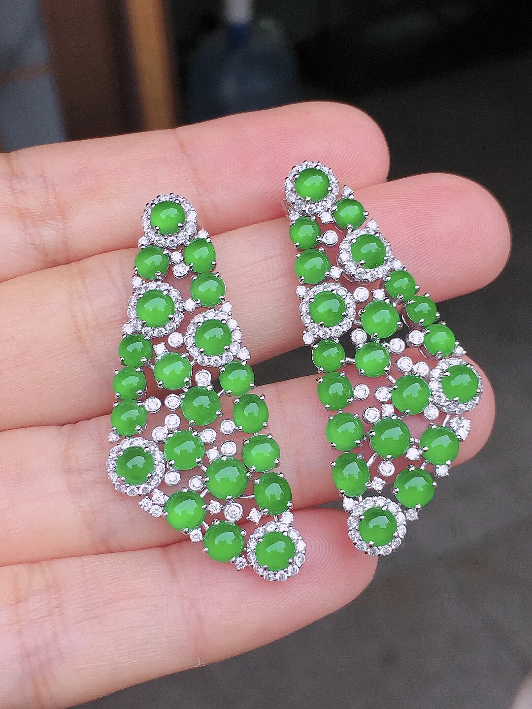 阳绿蛋面耳坠，色泽均匀艳丽，玉质细腻，荧光感超
强，饱满圆润，尽显优雅气质，18k
金豪华镶嵌