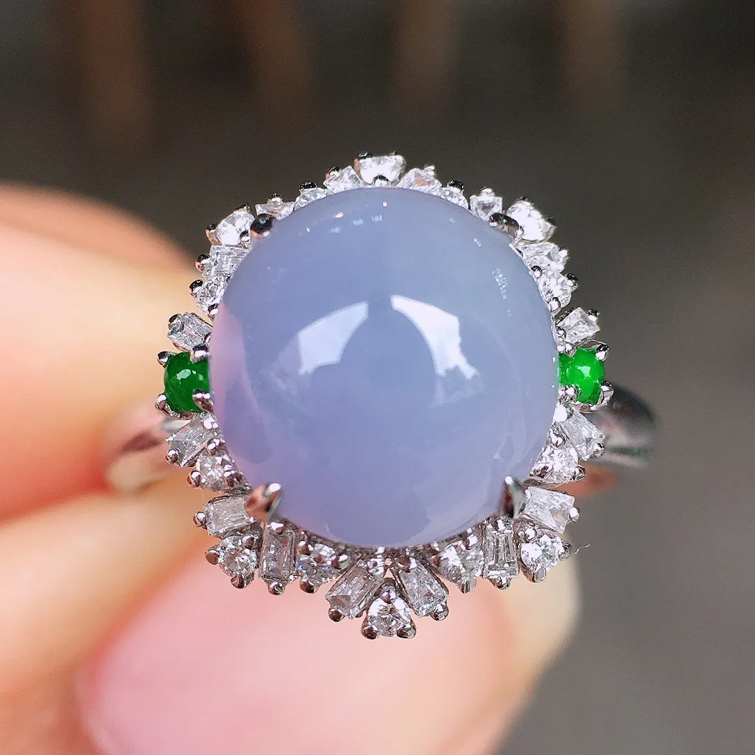 紫罗兰蛋面戒指，色泽均匀艳丽，玉质细腻，荧光感超
强，饱满圆润，尽显优雅气质，18k
金豪华镶嵌