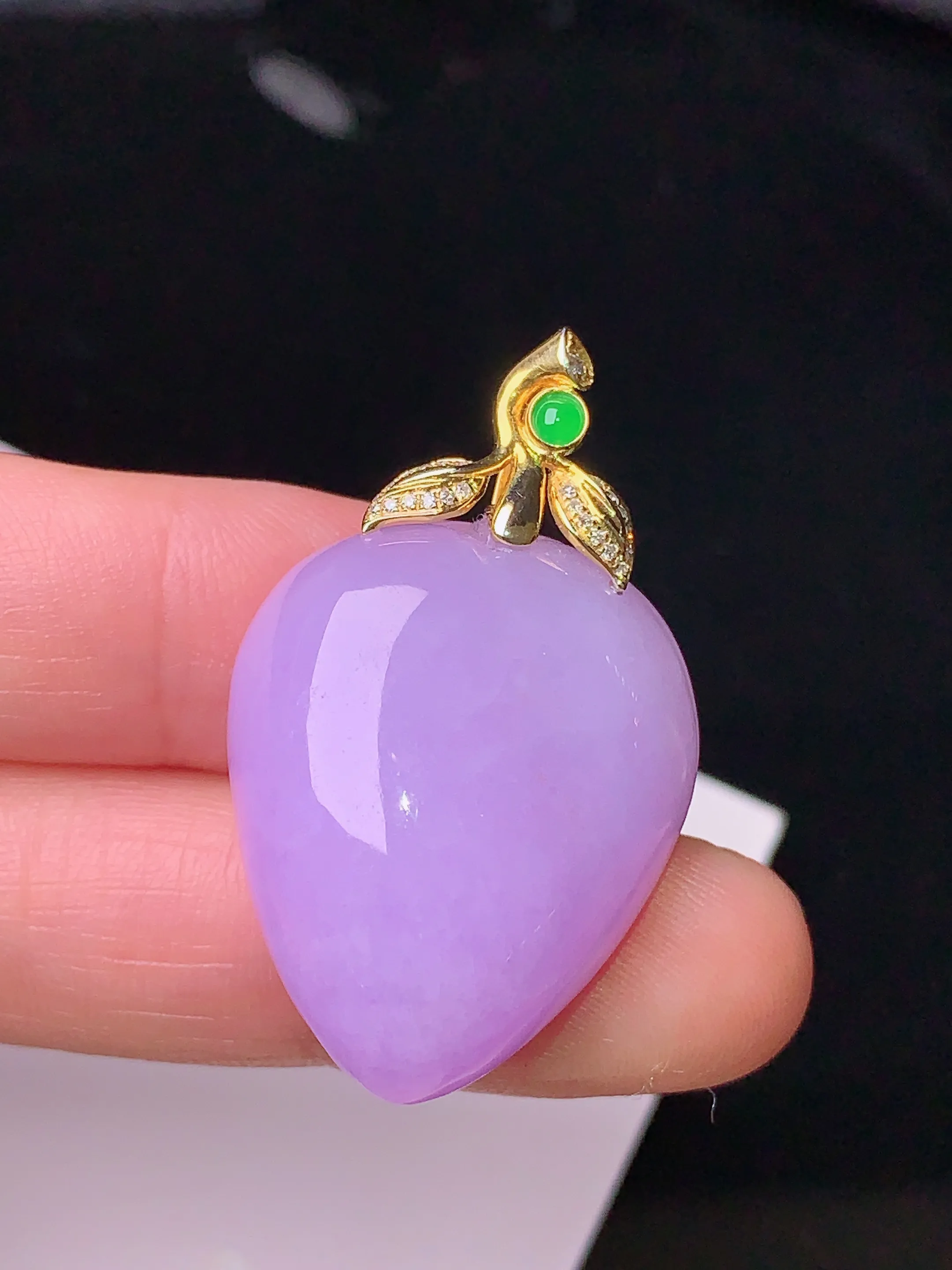 18k金钻镶嵌紫罗兰寿桃吊坠 玉质细腻 色泽清新艳丽 整体尺寸36.5*22.2*10.8