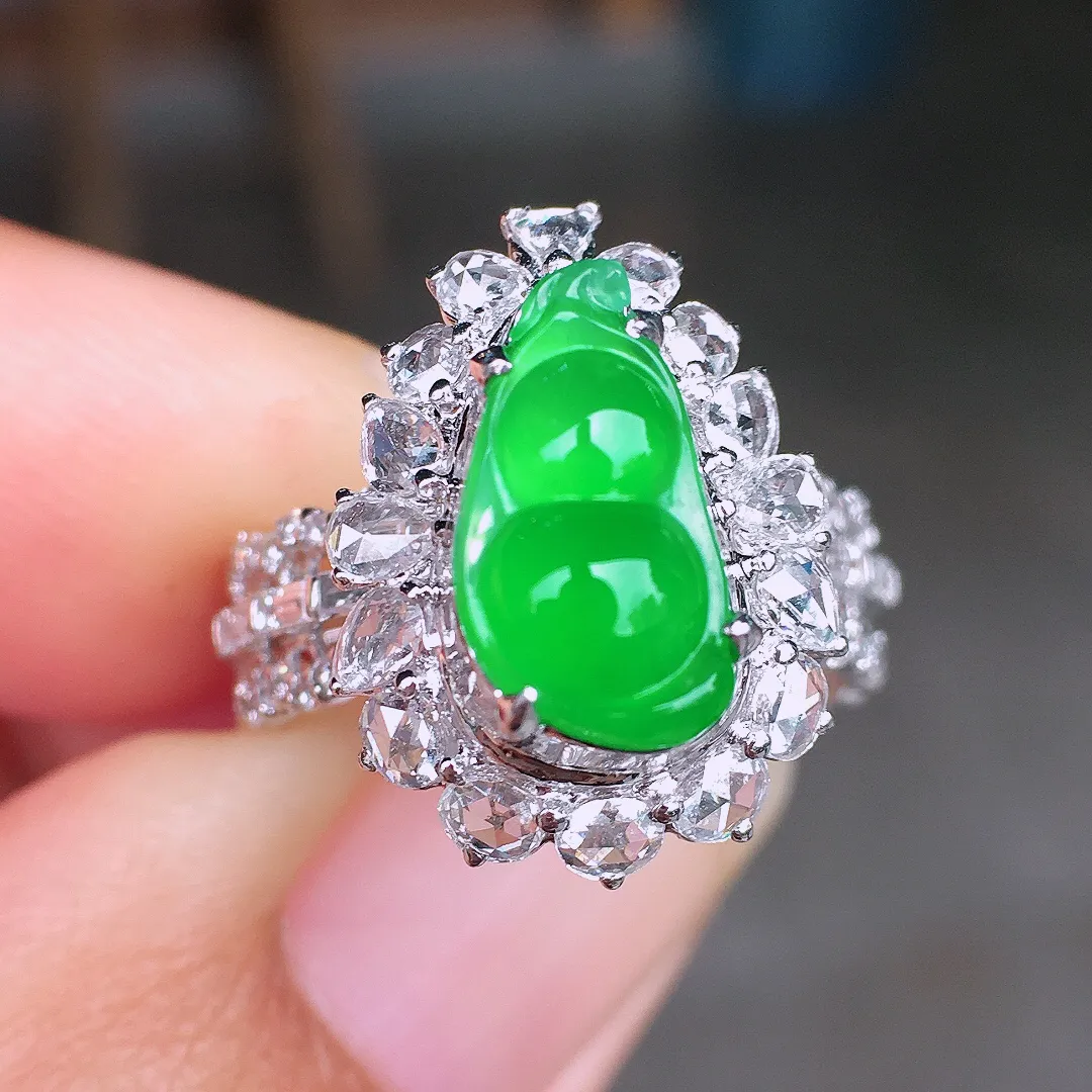 阳绿福豆戒指，色泽均匀艳丽，玉质细腻，荧光感超
强，饱满圆润，尽显优雅气质，18k
金豪华镶嵌