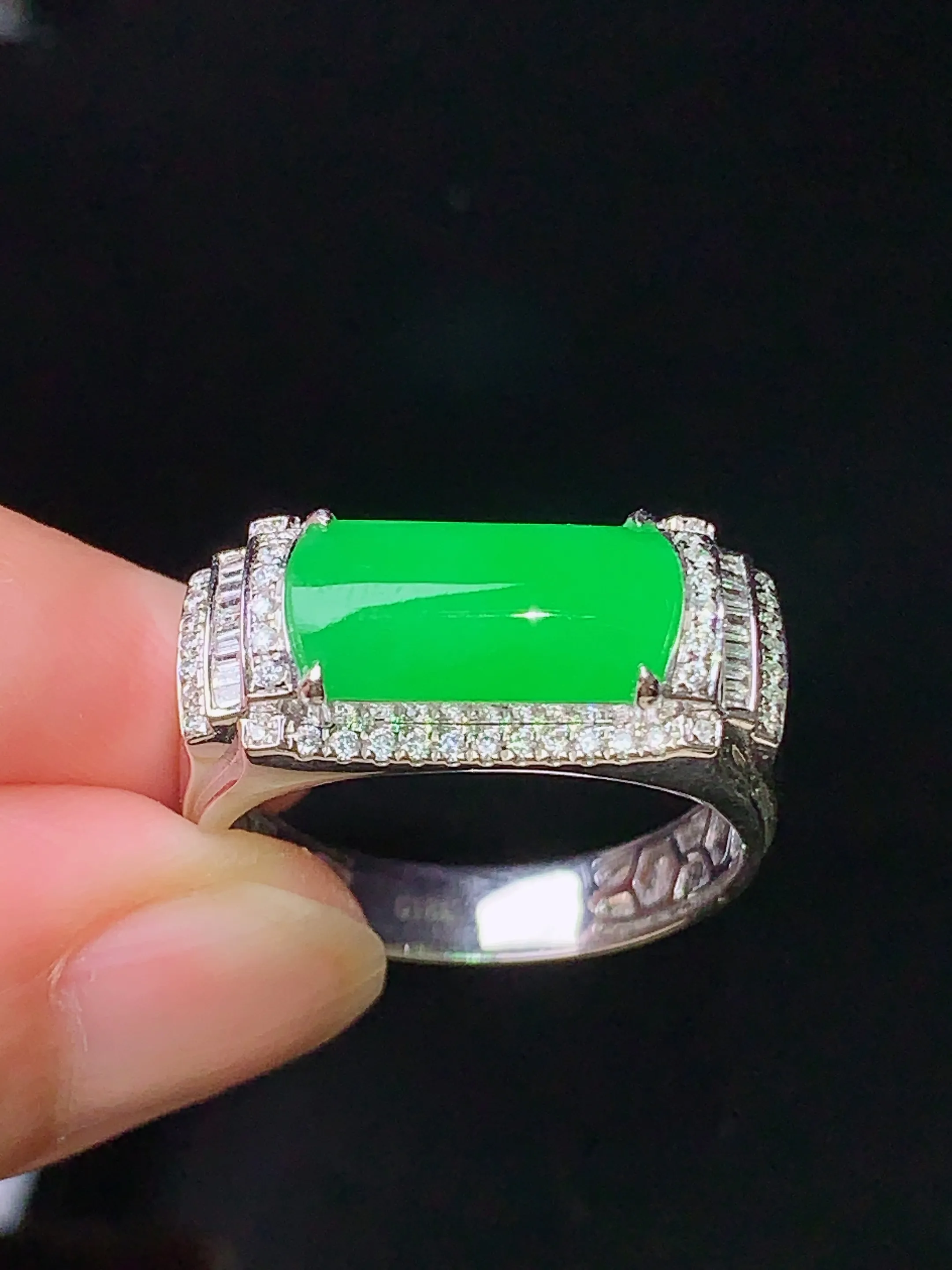 18k金钻镶嵌翠绿马鞍戒指 玉质细腻 色泽清新艳丽 圈口20.5 整体尺寸12.8*6.7*3