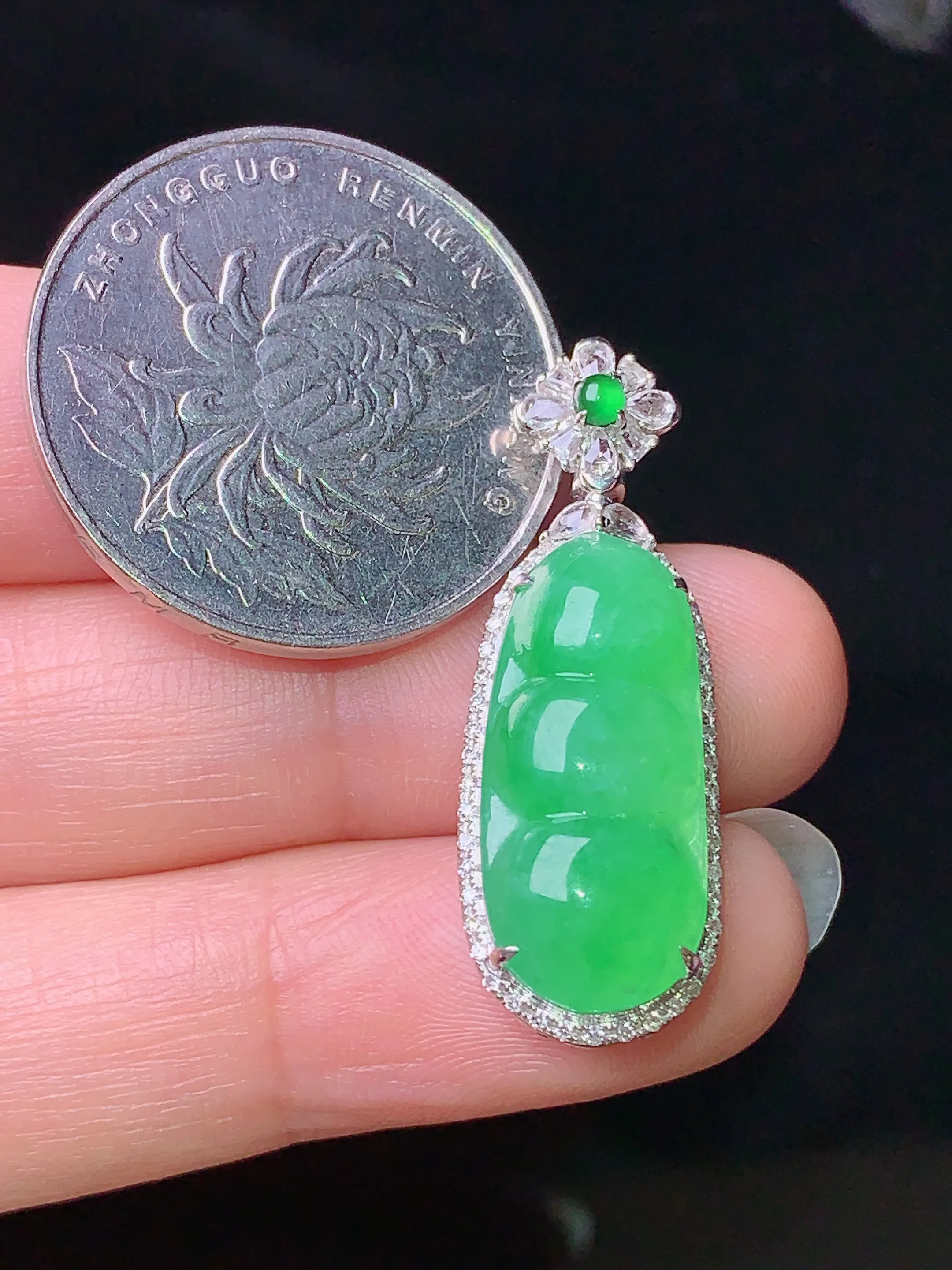 18k金钻镶嵌翠绿四季豆吊坠 玉质细腻 色泽清新艳丽 整体尺寸32*11.5*7.5