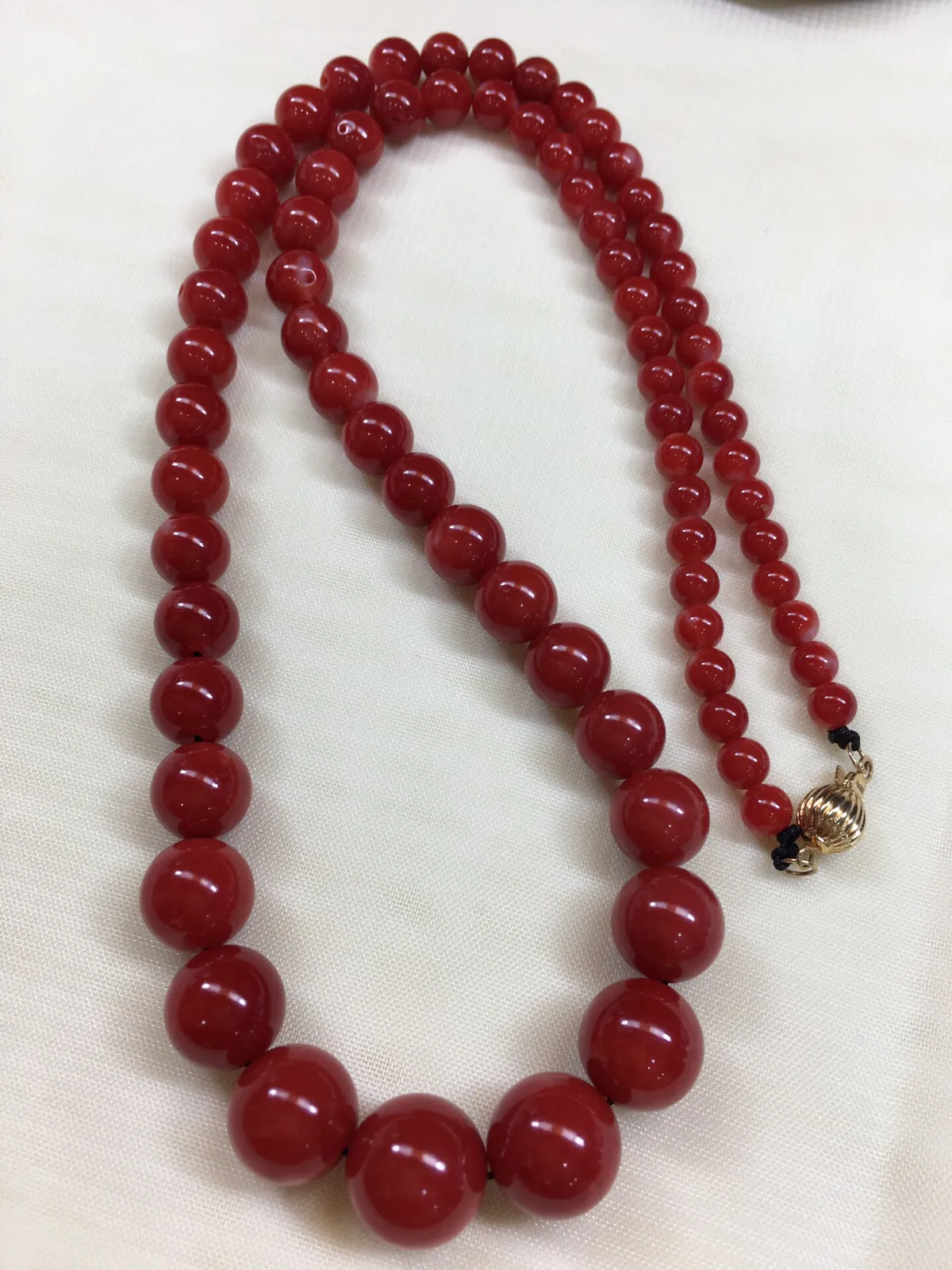 天然日本阿卡红珊瑚10.7mm圆珠塔链，项链款！精致锁骨链！天然无添加无优化，裸石尺寸10.7-4.3mm左右，日本产地，阿卡材料，牛血颜色，深海经千年生长，重量为32.1克。材料限制少白芯少虫眼、️忽略不计！具有收藏价值！