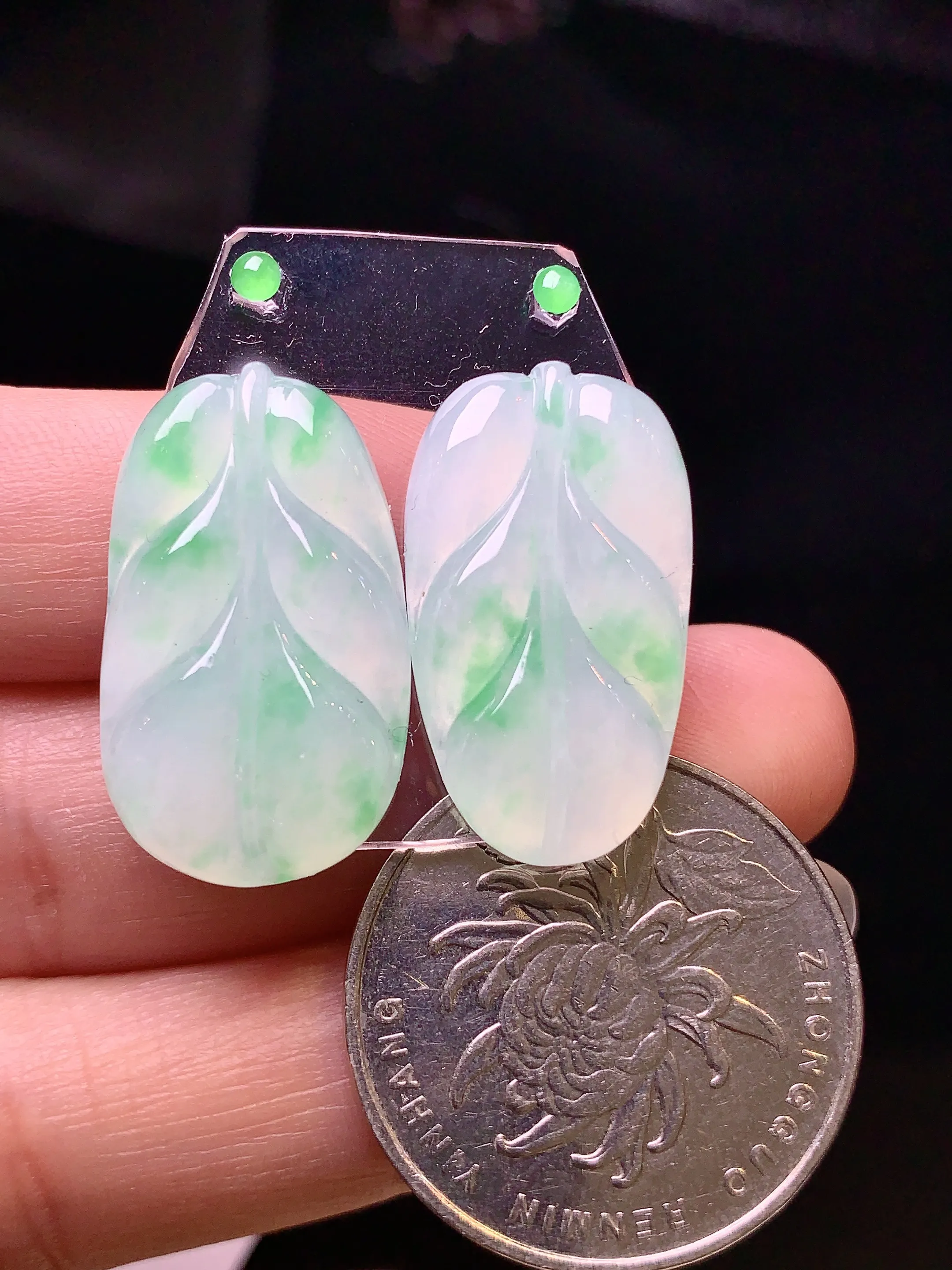 镶嵌款 飘绿树叶一对 玉质细腻 色泽清新艳丽 整体尺寸24.5*14.2*3.5