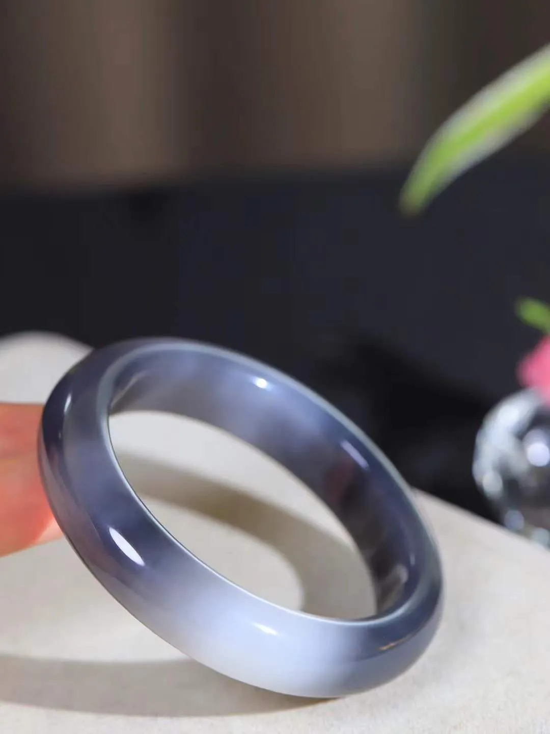 （一见钟情.手镯）

精品️和田玉烟紫白双色手镯，玉质温和莹润，精光内蕴，手感舒适。整器简约，打磨光洁，让人爱不释手，料美艺精，萦绕于手，尽显高贵之姿。重74.5克 内径58.5mm尺寸14.5-9.8mm   FDL-101101373