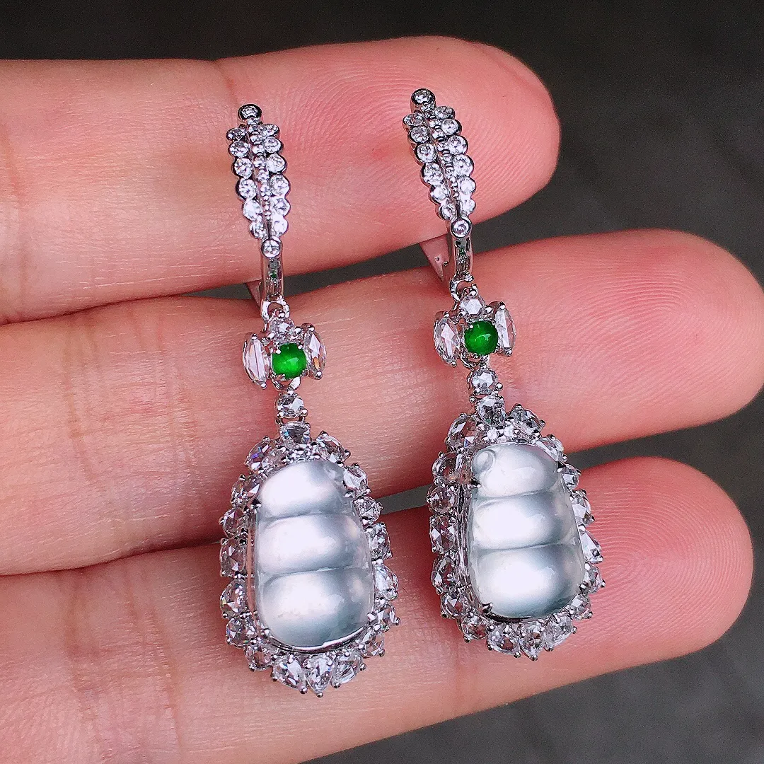 冰种福豆耳坠，玉质细腻，荧光感超
强，饱满圆润，尽显优雅气质，18k
金豪华镶嵌