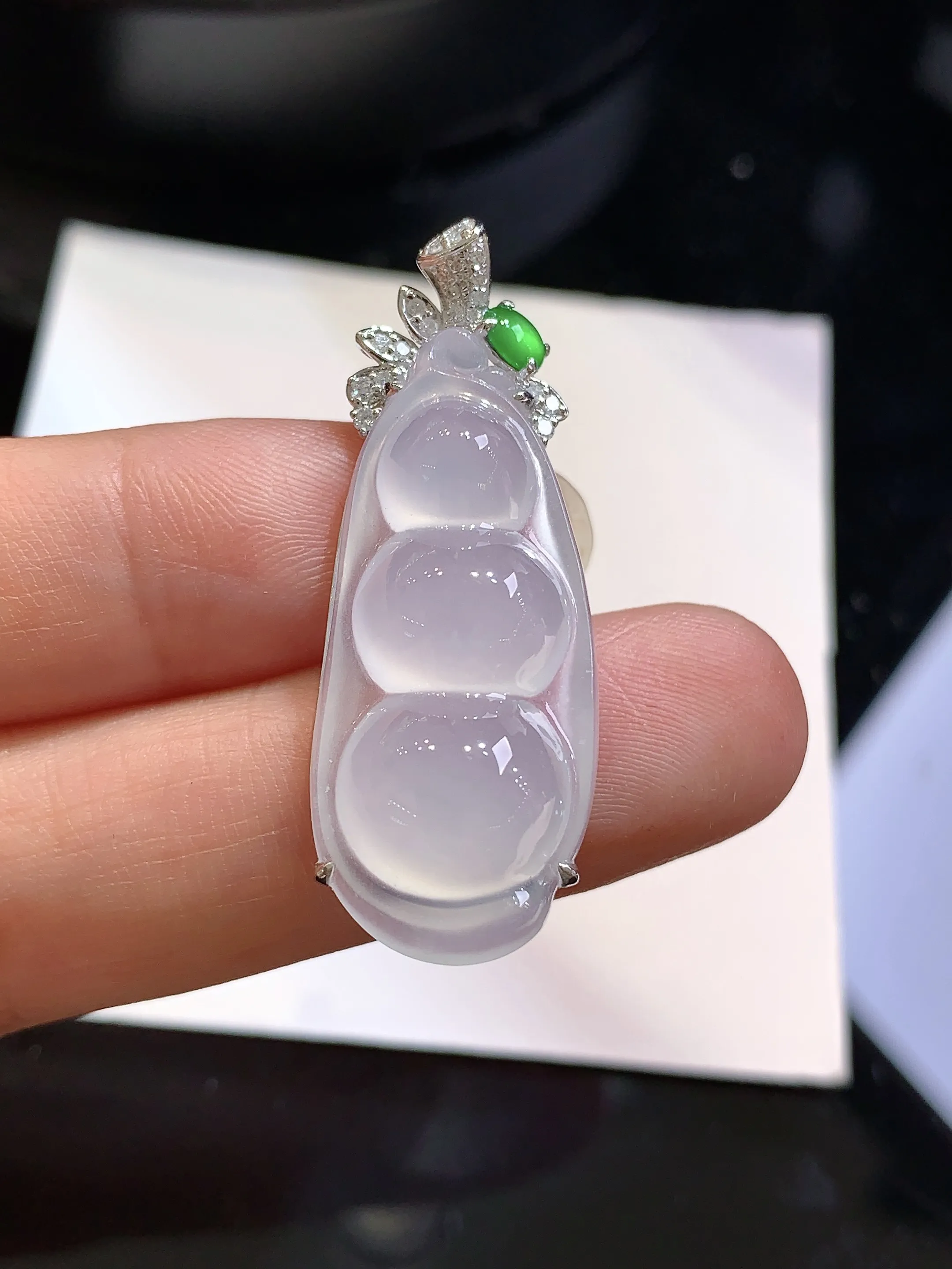 18k金钻镶嵌冰种四季豆吊坠 玉质细腻 色泽清新艳丽 整体尺寸37.3*13.6*6.8