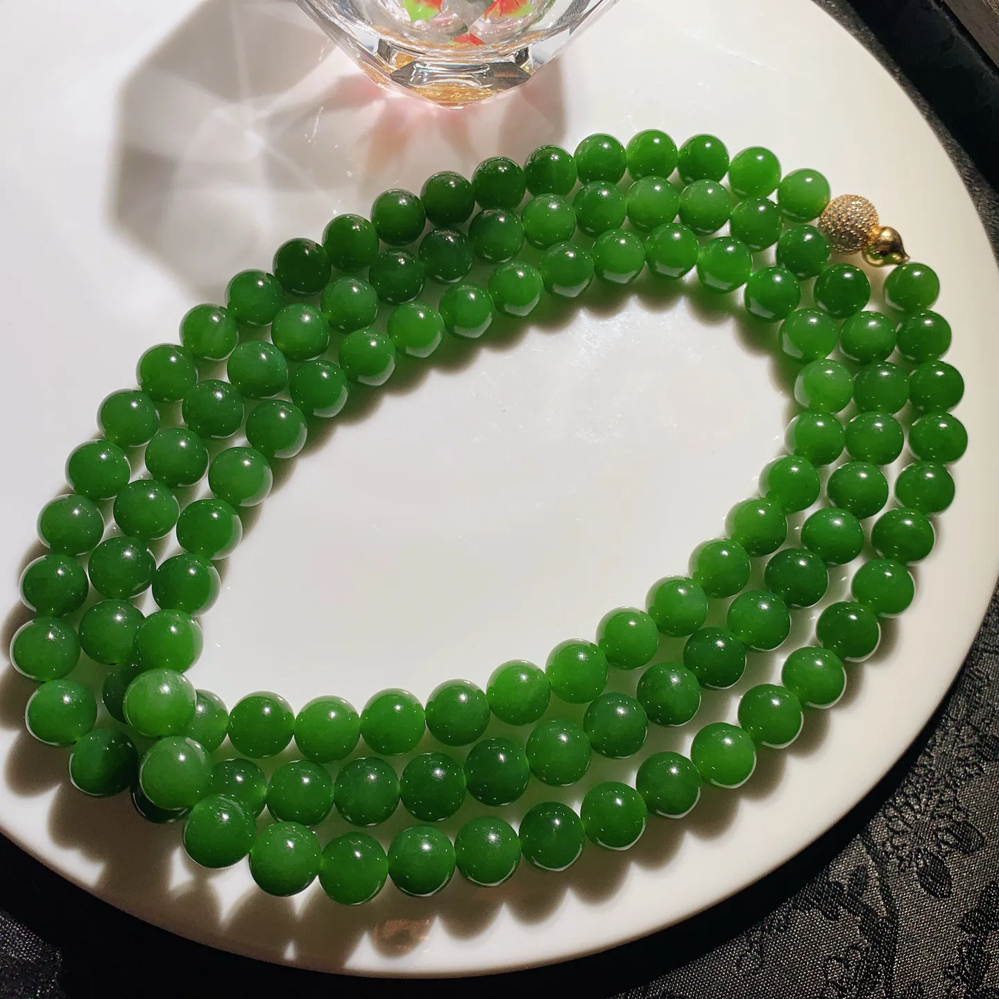 和田玉鲜阳绿俄罗斯碧玉108佛珠项链。单颗尺寸9重144克。玉质细腻油润。手推出油。佩戴高端典雅。l