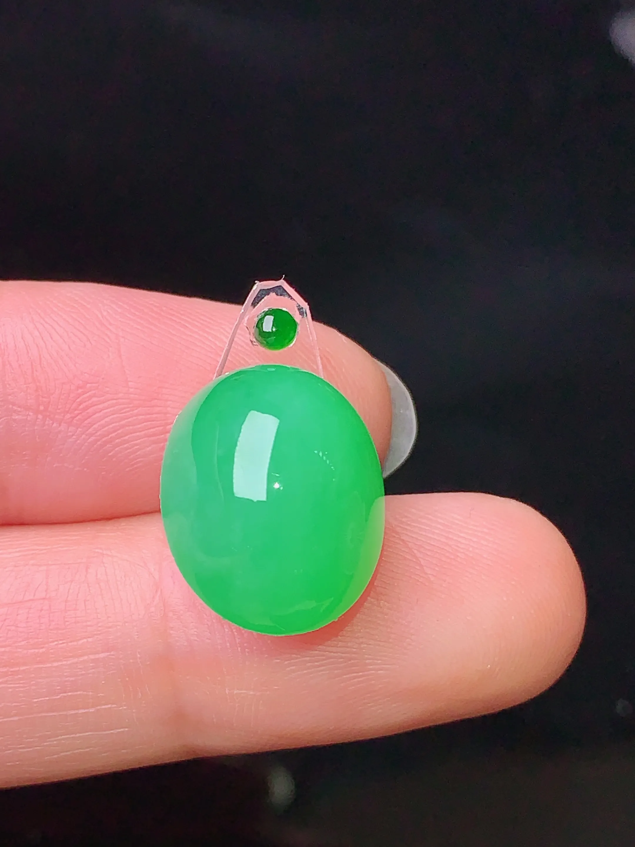 镶嵌款 翠绿蛋面吊坠 玉质细腻 色泽清新艳丽 整体尺寸15*12.5*8.5