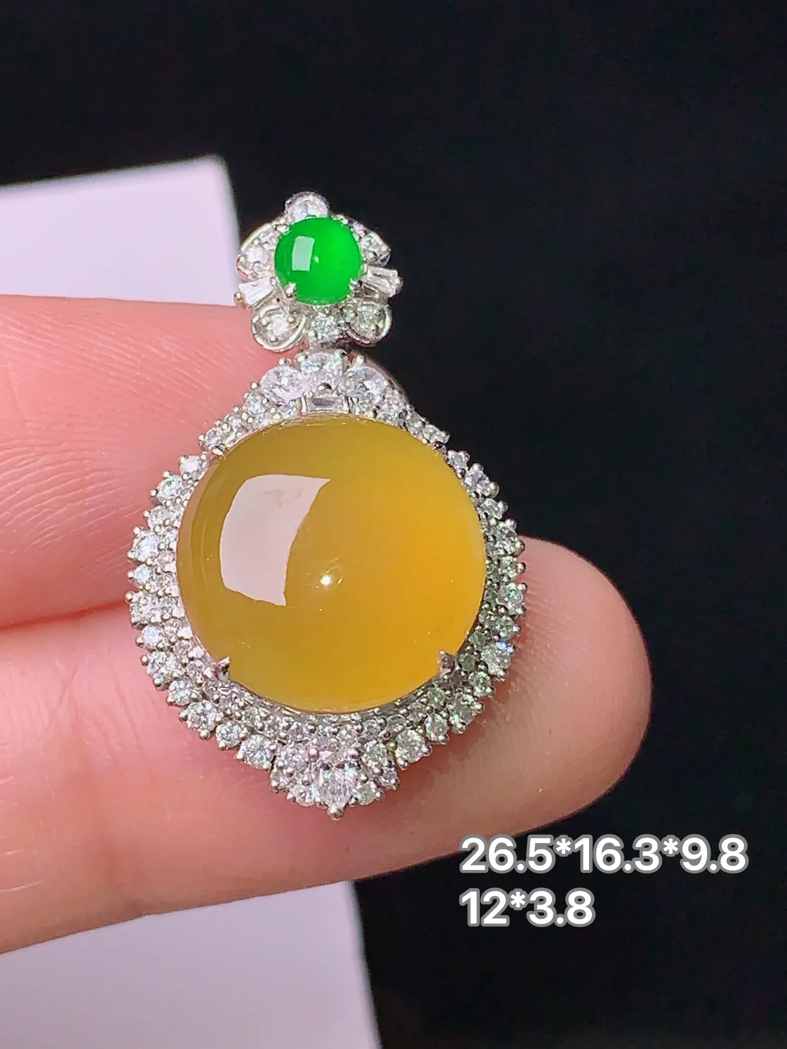 18k金钻镶嵌黄翡蛋面吊坠 玉质细腻 色泽清新艳丽 整体尺寸26.5*16.3*9.8