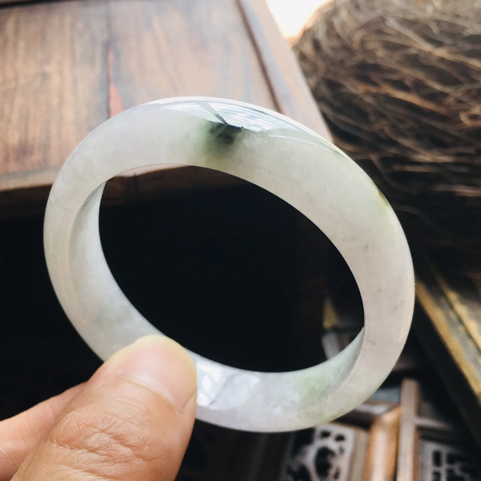 贵妃55.6冰飘花手镯，特色韵味雪花棉，自然光实拍～尺寸：55.6*48.3*12.1*6.9（毫米