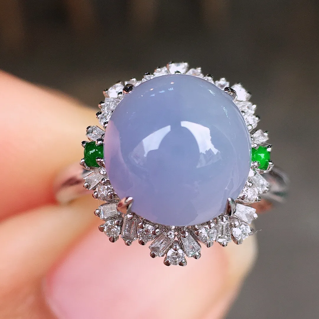 紫罗兰蛋面戒指，色泽均匀艳丽，玉质细腻，荧光感超
强，饱满圆润，尽显优雅气质，18k
金豪华镶嵌