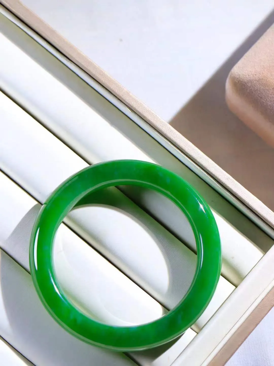 【温润如心.镯】

收藏传家级臻品️和田玉碧玉猫眼手镯，精选上等碧玉料，色泽清透，质地细腻。佩戴它，感受千年玉文化的温润与优雅，愿它为您带来平安与幸福。重65克  尺寸58-12.3-10.3mm  101101311A