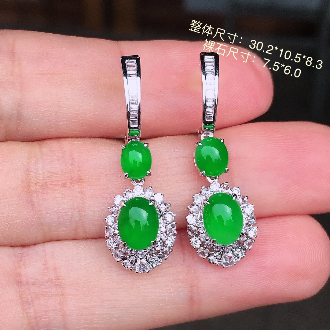 阳绿蛋面耳坠，色泽均匀艳丽，玉质细腻，荧光感超
强，饱满圆润，尽显优雅气质，18k
金豪华镶嵌