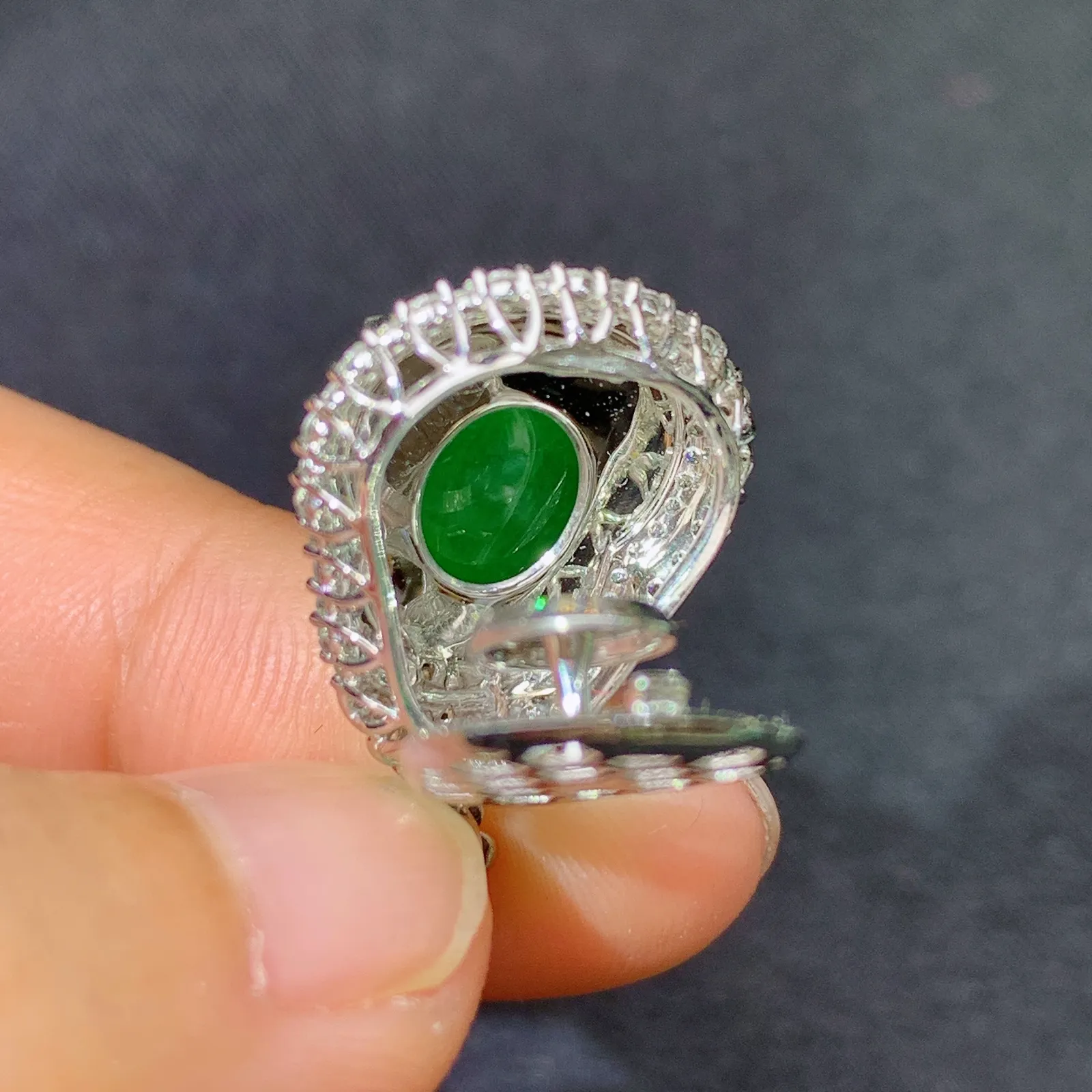 阳绿葫芦吊坠，18k金镶嵌，色泽鲜阳，冰润细腻，种水足 尺寸25.4*15*9.5