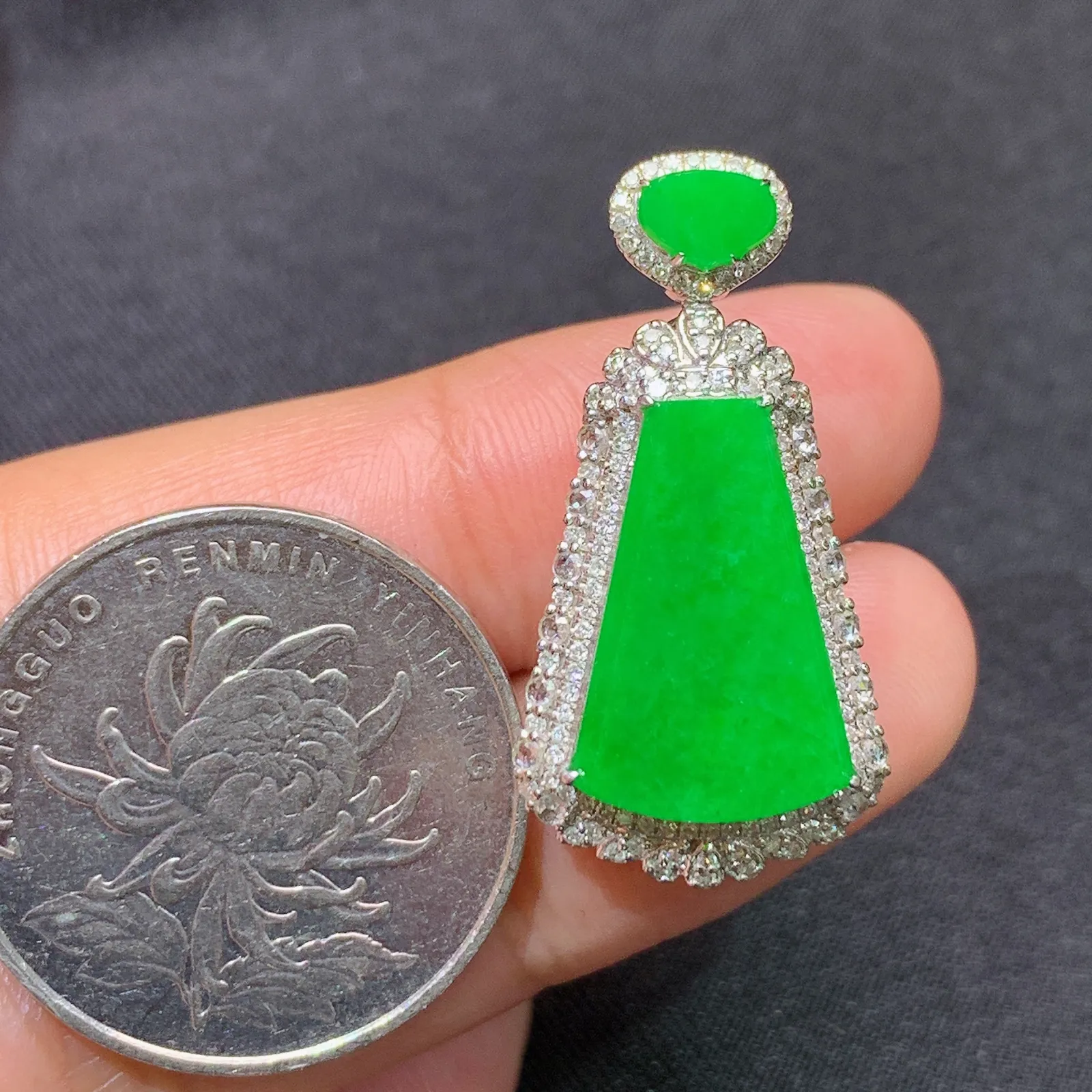 阳绿无事牌吊坠，18k金镶嵌，色泽鲜阳，冰润细腻，种水足 尺寸30*15.5*8.5