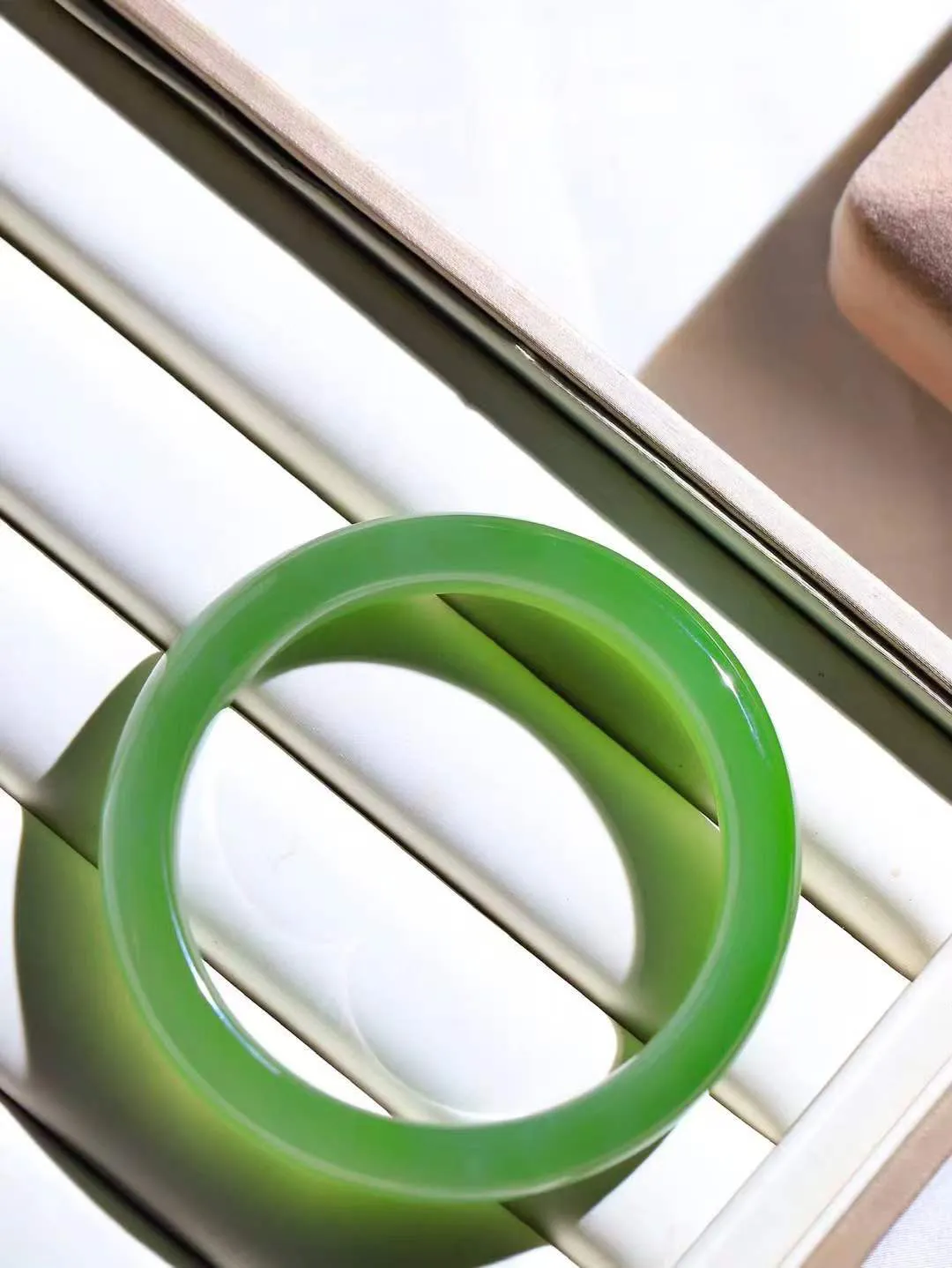 【碧波流转·手镯】

典藏级臻品️和田玉碧玉猫眼手镯，玉质细腻温润，手感舒适，️线条流畅，简约大气，美自天成，佩戴于腕间，婉约之美，举手投足间透出那份低调奢华，醉人心扉。
重60.2克 内径圈口62mm尺寸11.9-9.3mm  FDA-131101308