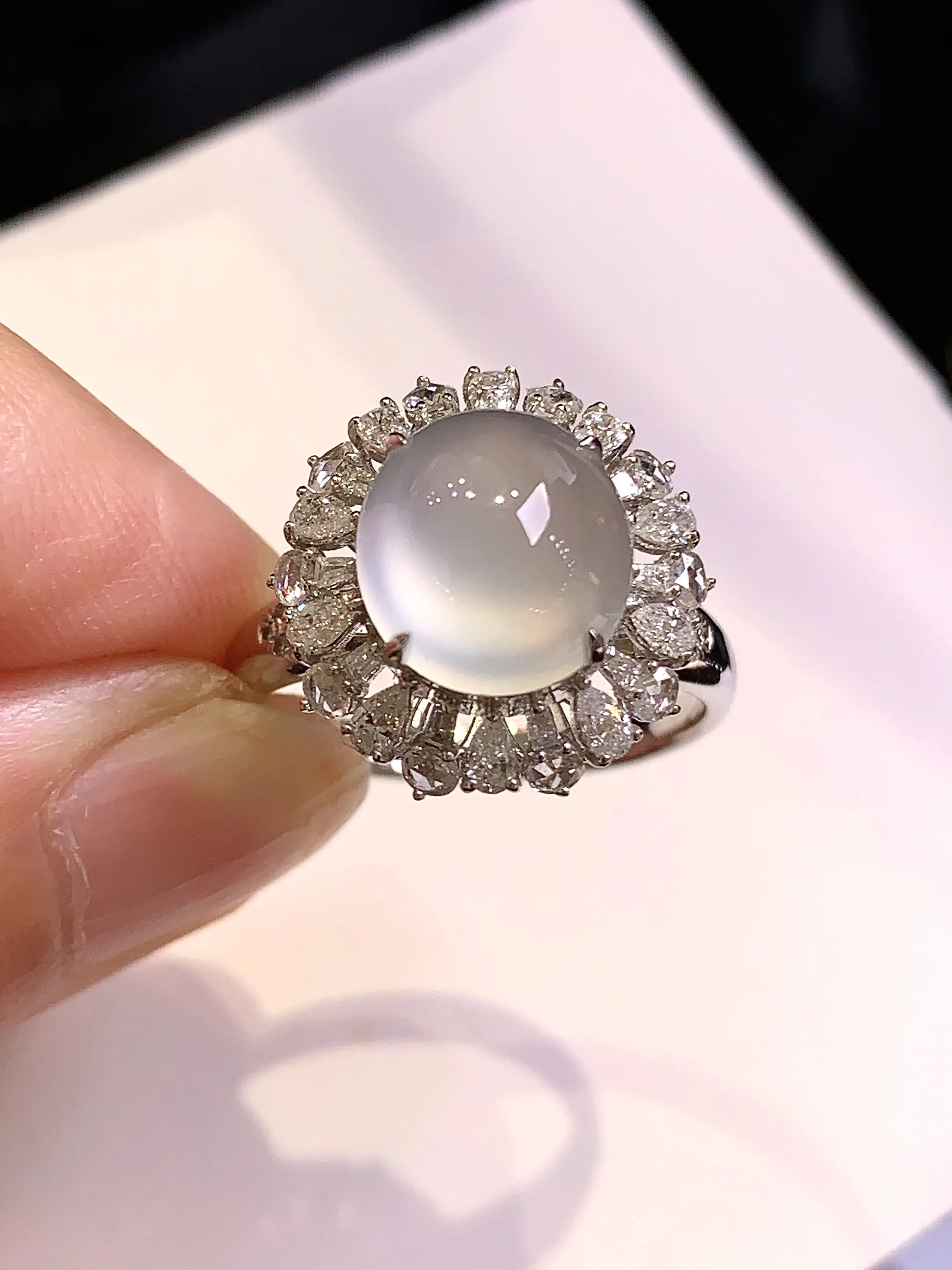 18k金钻镶嵌冰种蛋面戒指 玉质细腻 色泽清新艳丽 圈口14 整体尺寸15.6*14.8*10.7