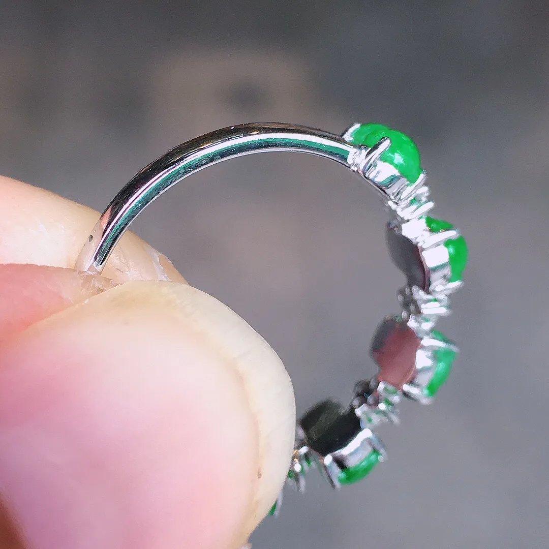 阳绿葫芦排戒指，色泽均匀艳丽，玉质细腻，荧光感超
强，饱满圆润，尽显优雅气质，18k
金豪华镶嵌