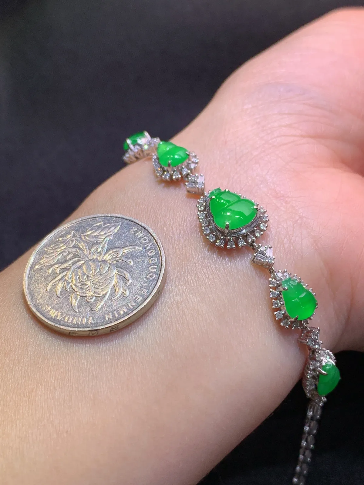 冰阳绿葫芦手链，18k金镶嵌，款式精美，冰润色阳，种水足 尺寸8.5*7.5*2