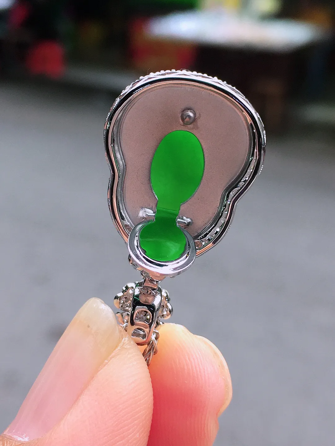 阳绿葫芦吊坠，色泽均匀艳丽，玉质细腻，荧光感超
强，饱满圆润，尽显优雅气质，18k
金豪华镶嵌