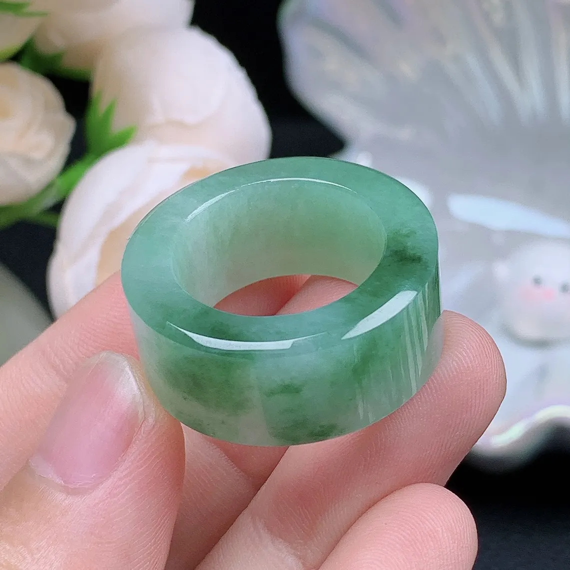 缅甸老坑种翡翠水润飘绿花扳指玉指环  水润通透 尺寸：19-12.2-5.3mm 20号圈口5S