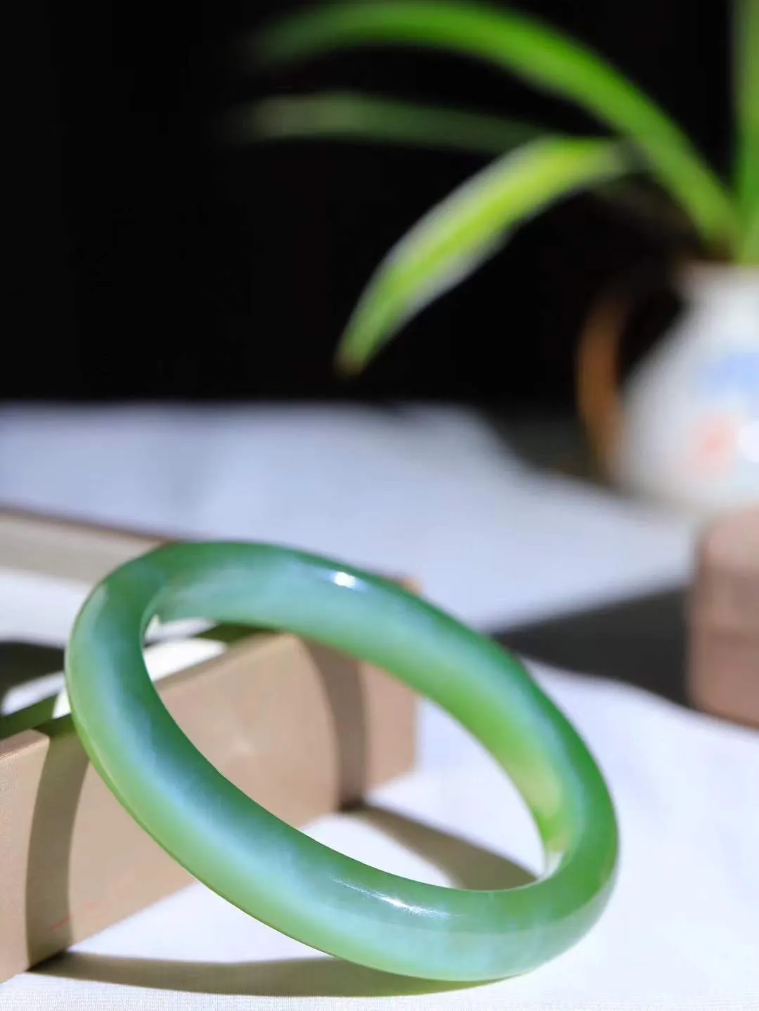 【碧波流转·手镯】

典藏级臻品️和田玉碧玉猫眼手镯，玉质细腻温润，手感舒适，️线条流畅，简约大气，美自天成，佩戴于腕间，婉约之美，举手投足间透出那份低调奢华，醉人心扉。
重60.2克 内径圈口62mm尺寸11.9-9.3mm  FDA-131101308