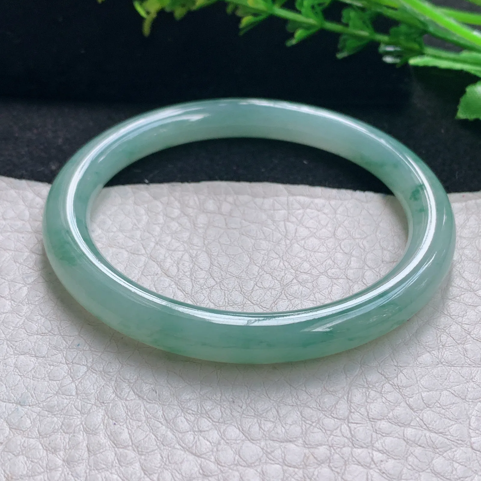 n自然光55*7.3*7.8叮当镯 缅甸翡翠a货手镯冰飘花圆条美人镯我