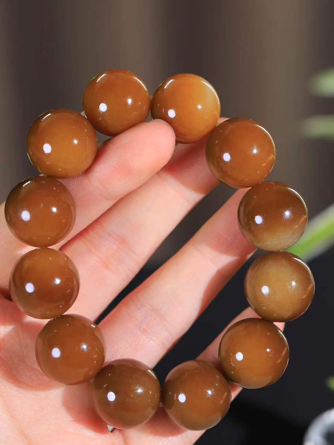 【珠圆玉润.手串】

精品和田玉糖白玉珠圆玉润手串 玉质温润细腻  整串打磨圆润，佩戴舒适。珠珠落玉盘，间关莺语花底滑，一生美好时光，无论身在何处，都有它相伴相守。事事顺遂，幸福美满，吉祥如意。重143.2克   尺寸取一19.9mm   FDL-691151300