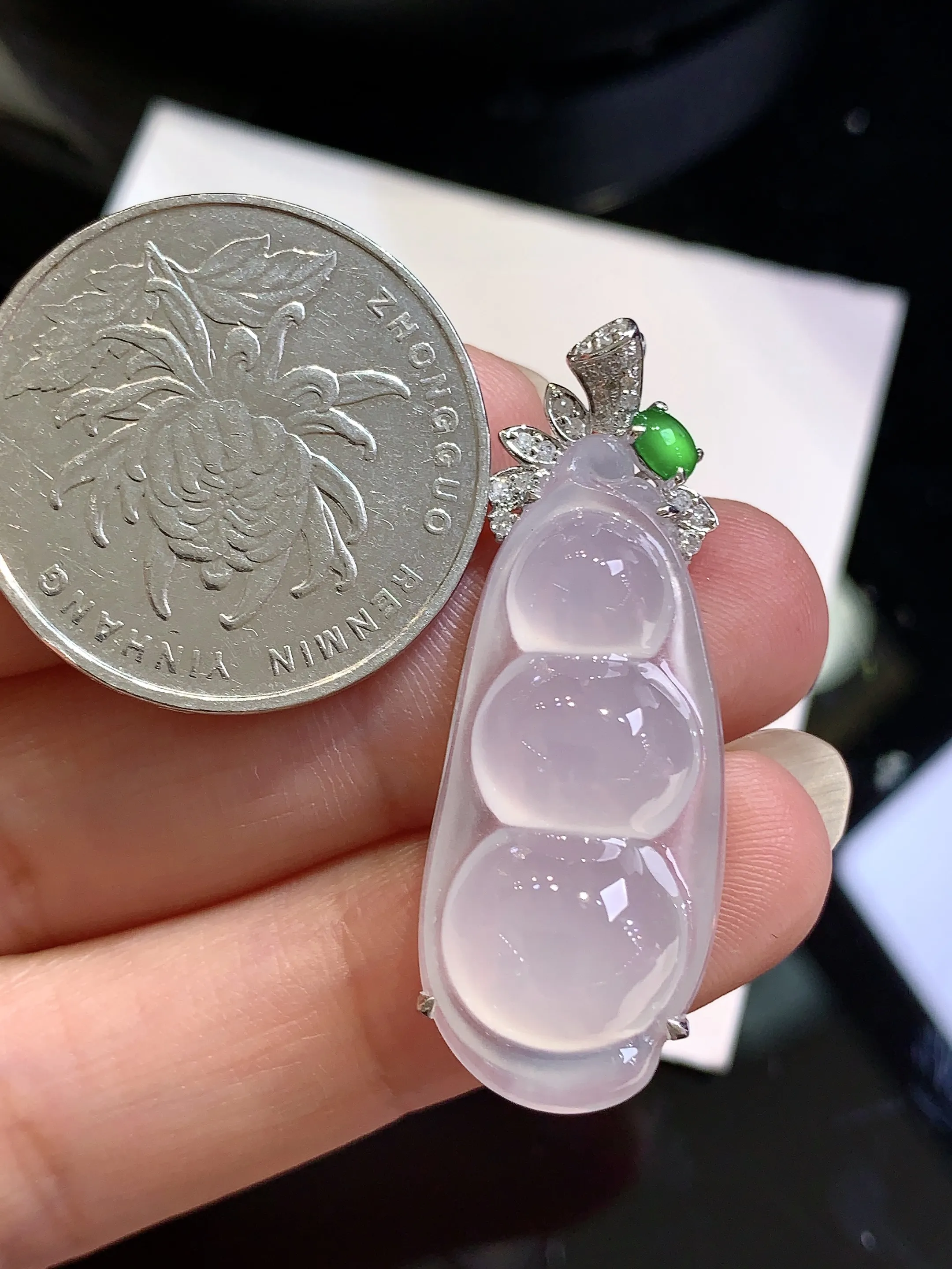 18k金钻镶嵌冰种四季豆吊坠 玉质细腻 色泽清新艳丽 整体尺寸37.3*13.6*6.8