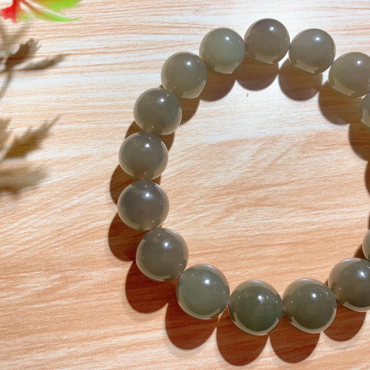 和田玉紫罗兰翠紫圆珠手串 单颗尺寸12重45.8克。玉质细腻油润。手推出油。佩戴高端典雅。lt251113