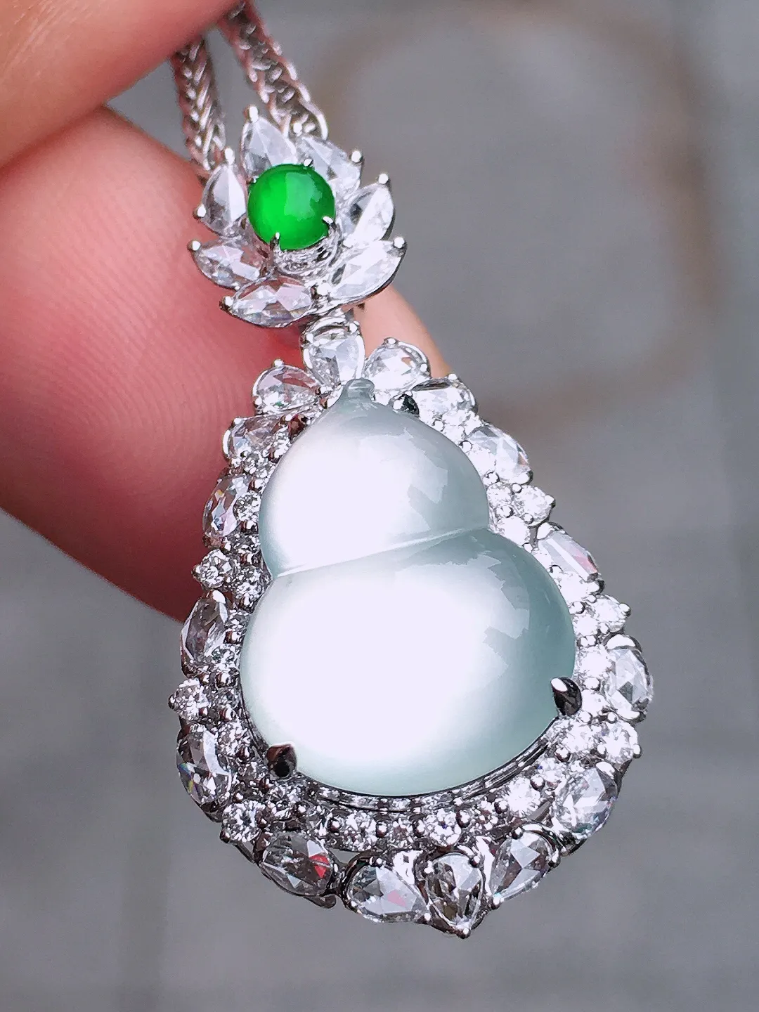 冰种葫芦吊坠，玉质细腻，荧光感超
强，饱满圆润，尽显优雅气质，18k
金豪华镶嵌