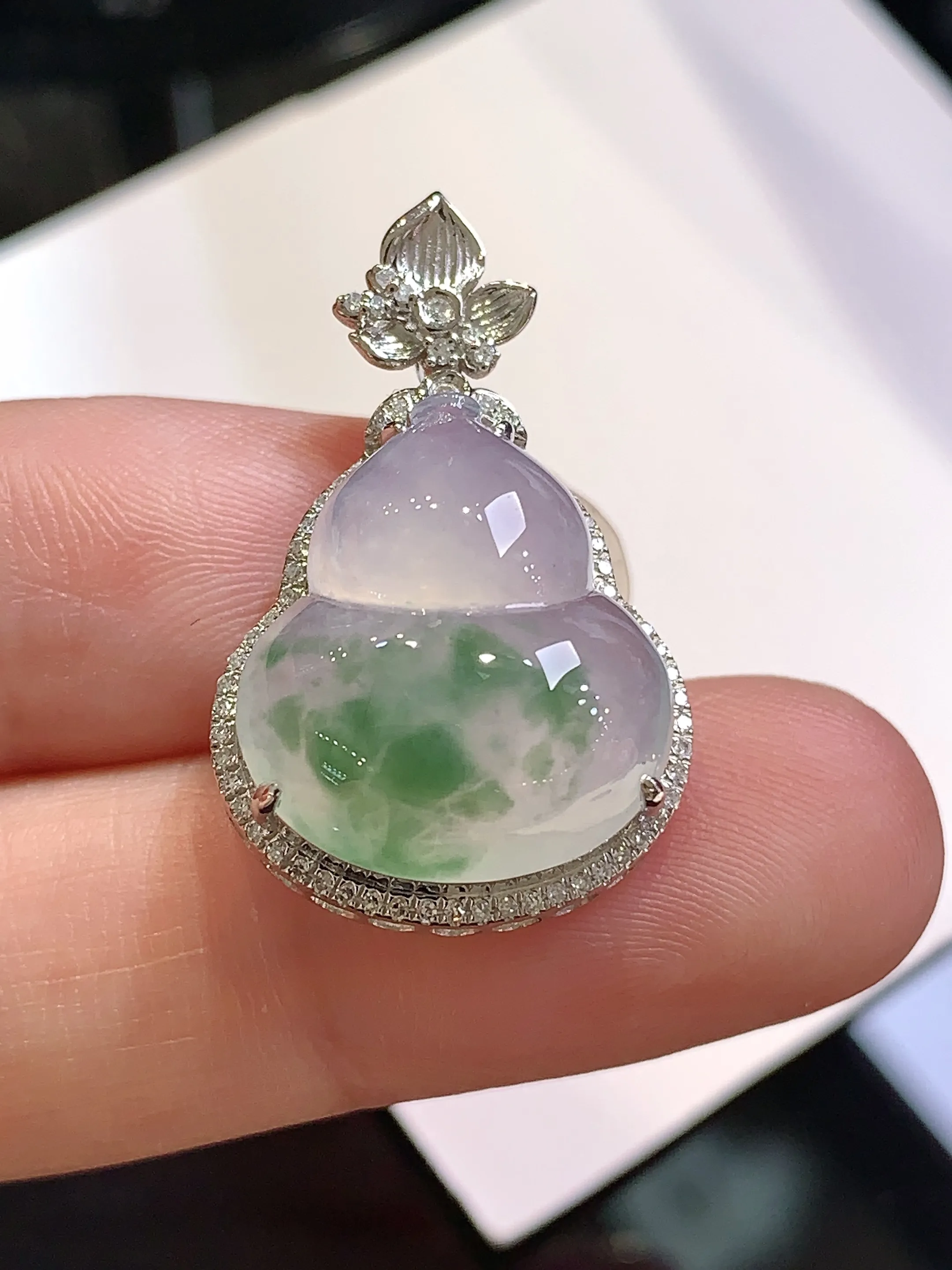 18k金钻镶嵌冰种葫芦吊坠 玉质细腻 色泽清新艳丽 整体尺寸27.5*17.1*9.5