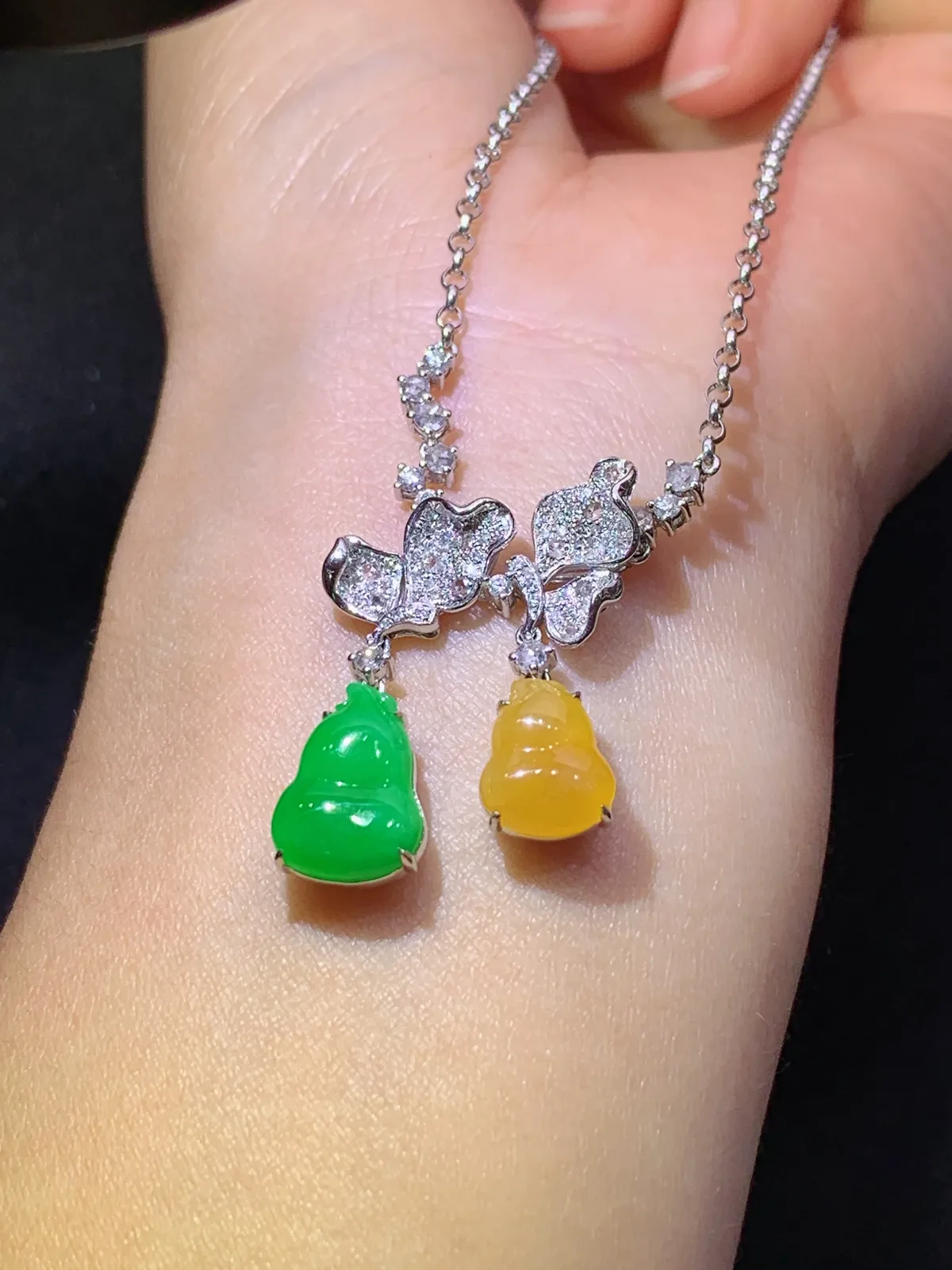 冰黄阳绿葫芦项链，18k金镶嵌，款式优雅，冰润细腻，种水足，裸石12.3*8.8*3