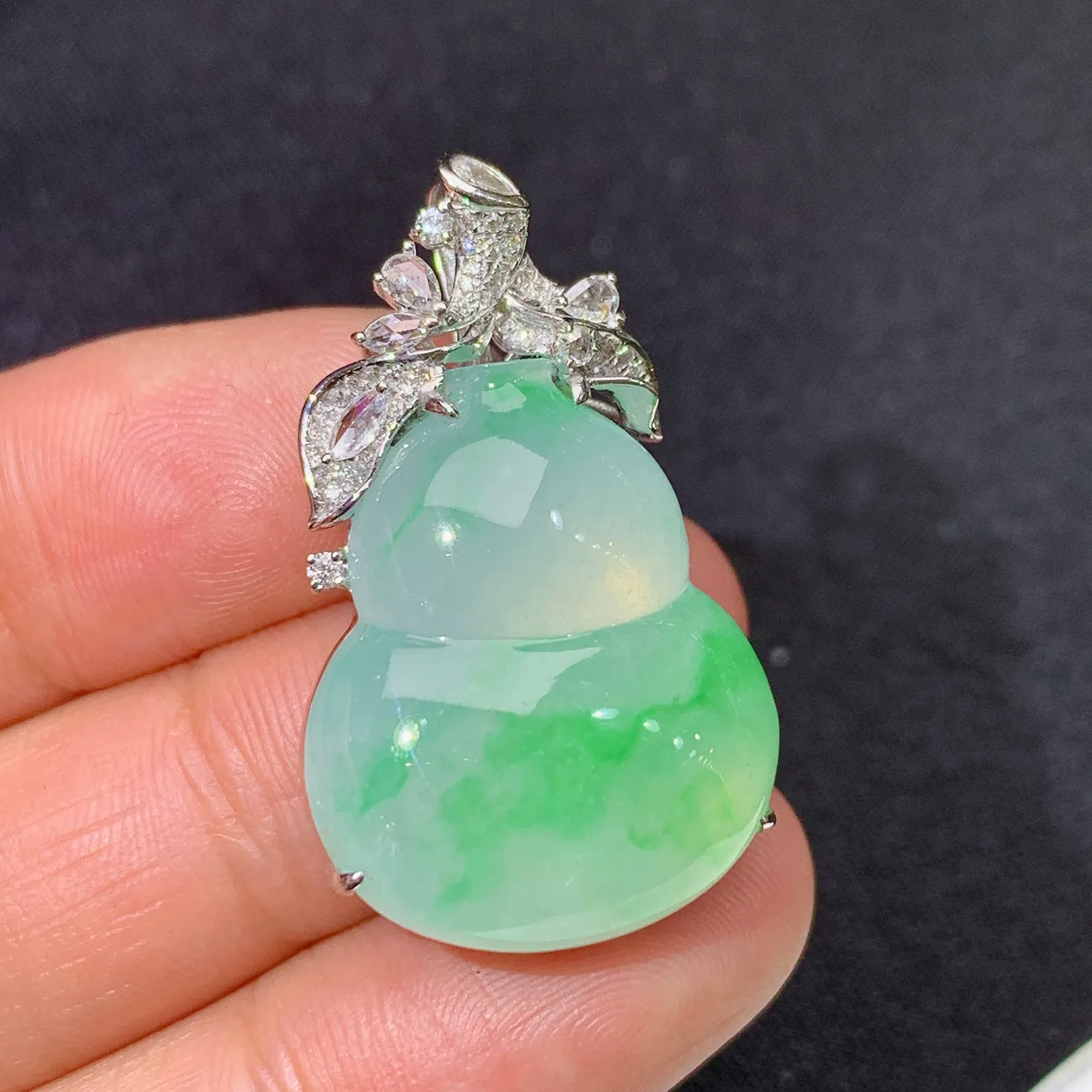 冰飘绿葫芦吊坠，18k金镶嵌，冰润饱满，玉质细腻，种水足 尺寸31.6*19.1*9.2